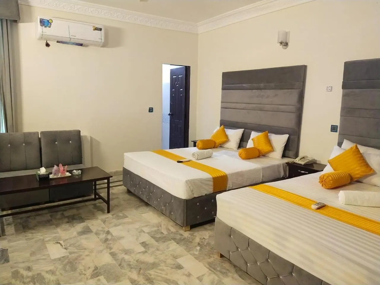 Living room, Bed in Hotel Royal Grand