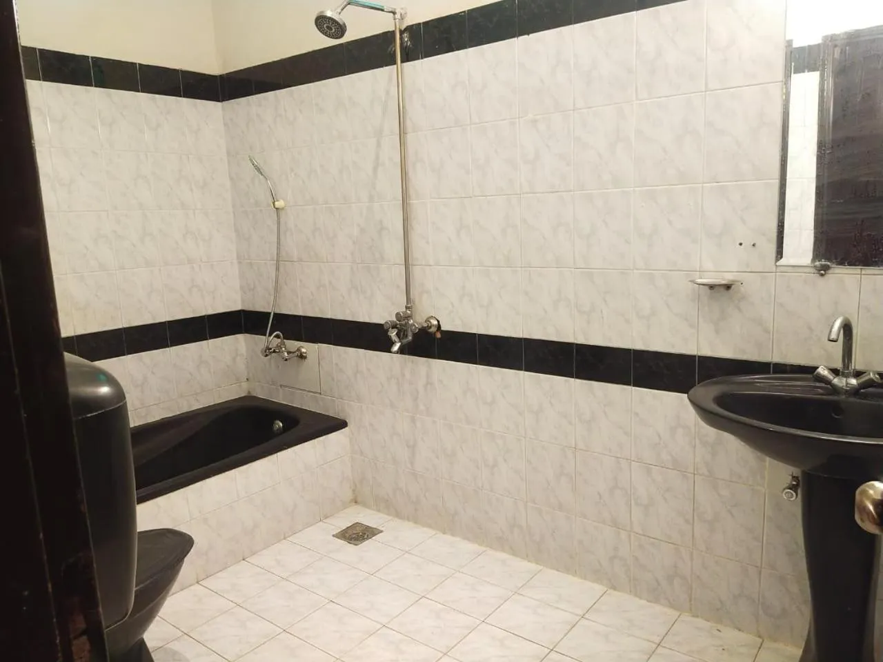 Shower in Hotel Royal Grand