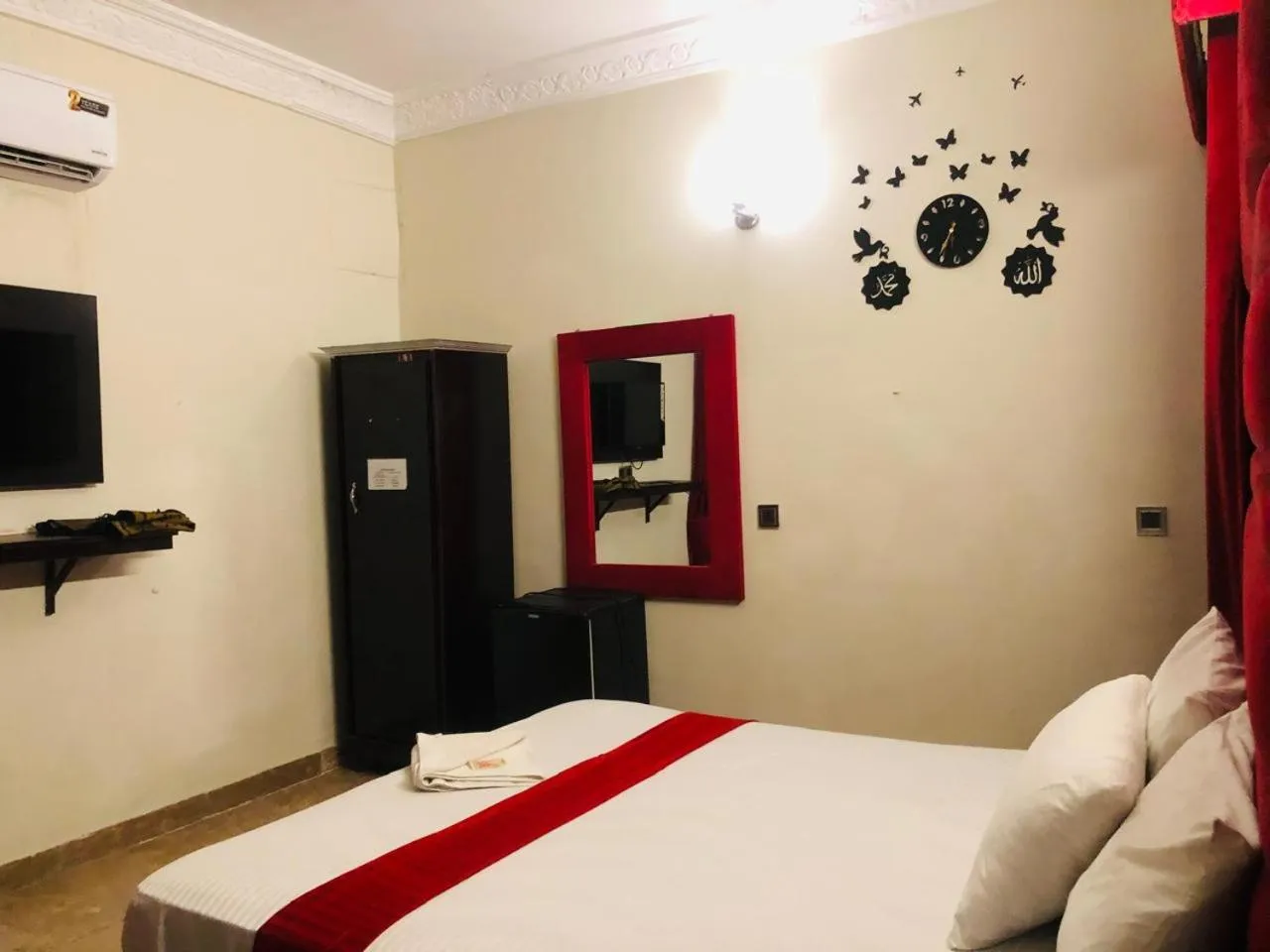 Photo of the whole room, Bed in Hotel Royal Grand