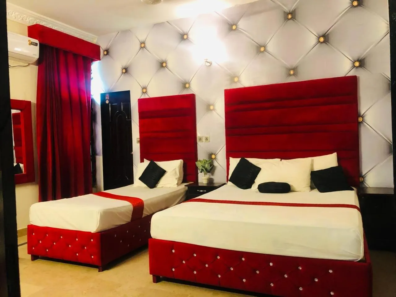 Photo of the whole room, Bed in Hotel Royal Grand