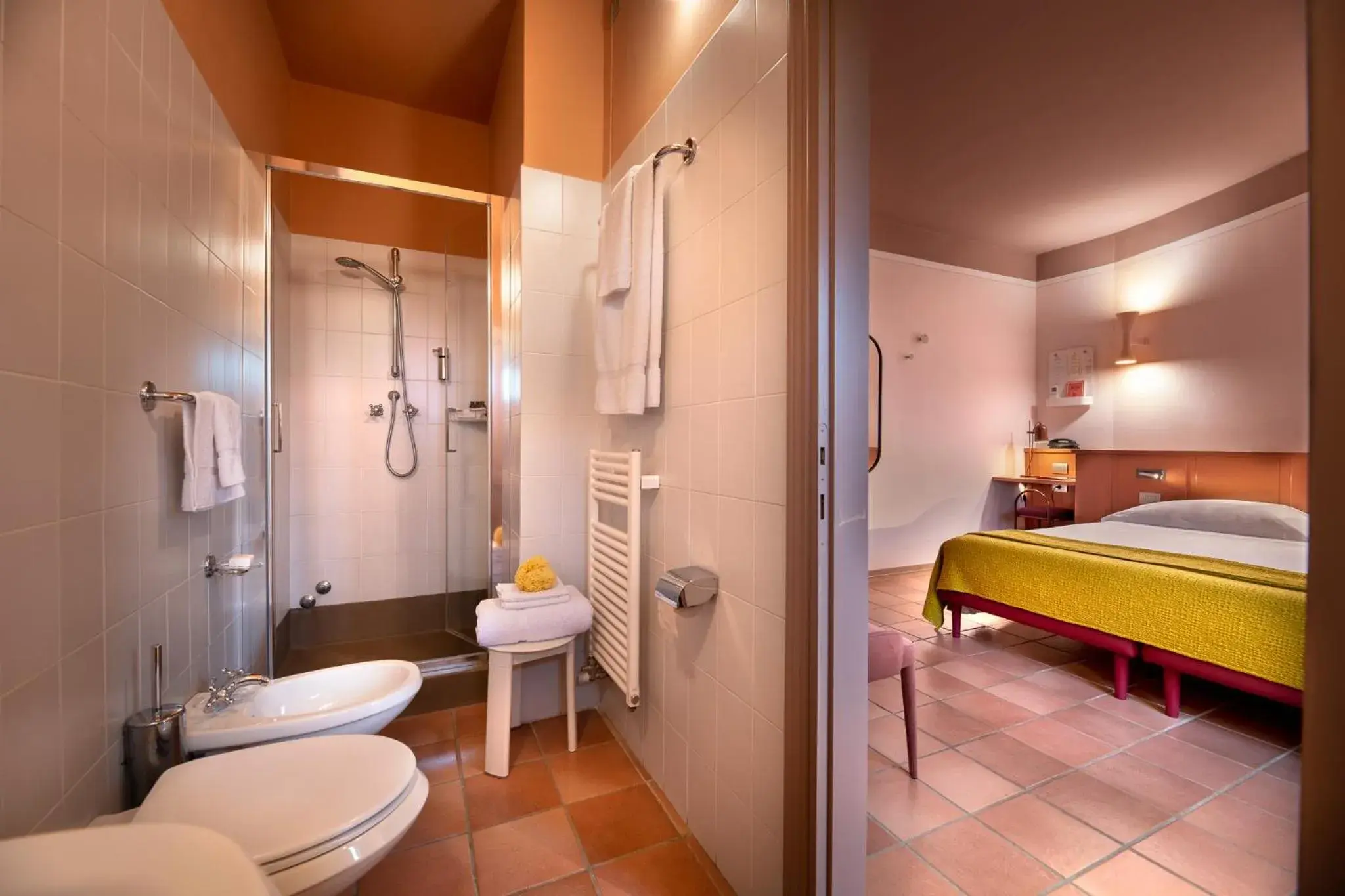 Shower, Bed in La Pensione di Vignamaggio Shower, Bed in La Pensione di Vignamaggio
