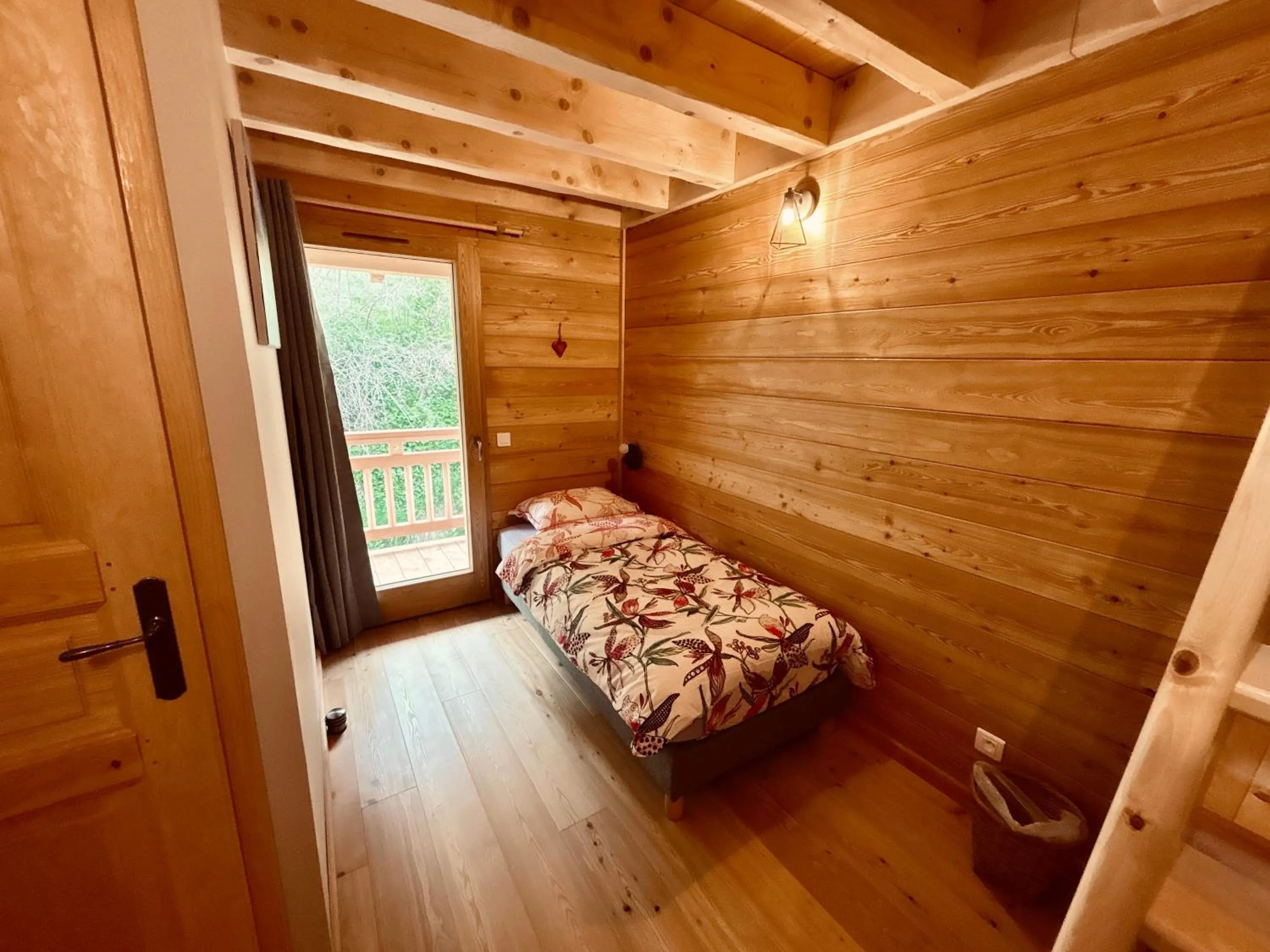 Photo of the whole room, Bed in Gîte Chalet La Vie Sauvage