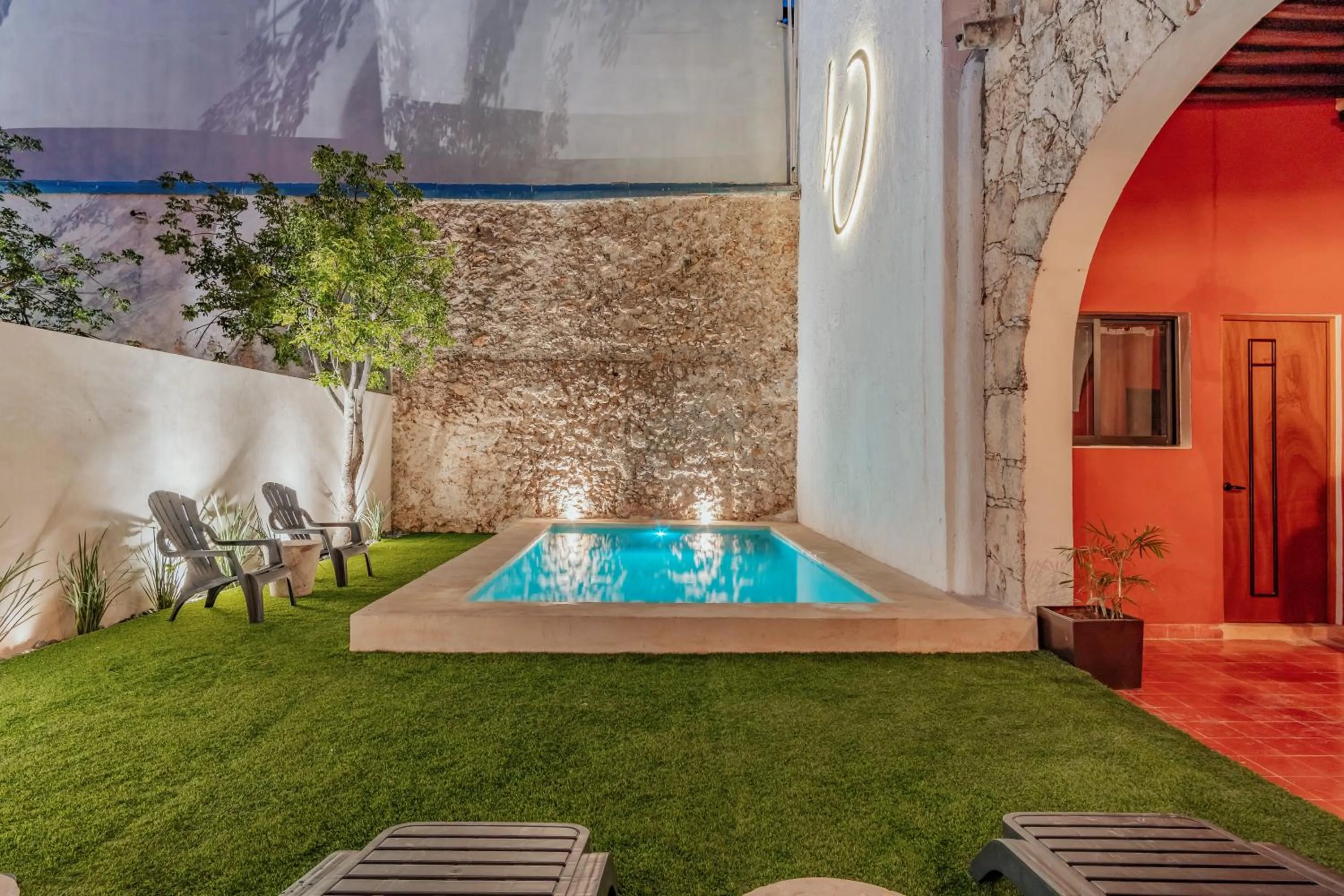 Swimming pool in Hotel HO Merida