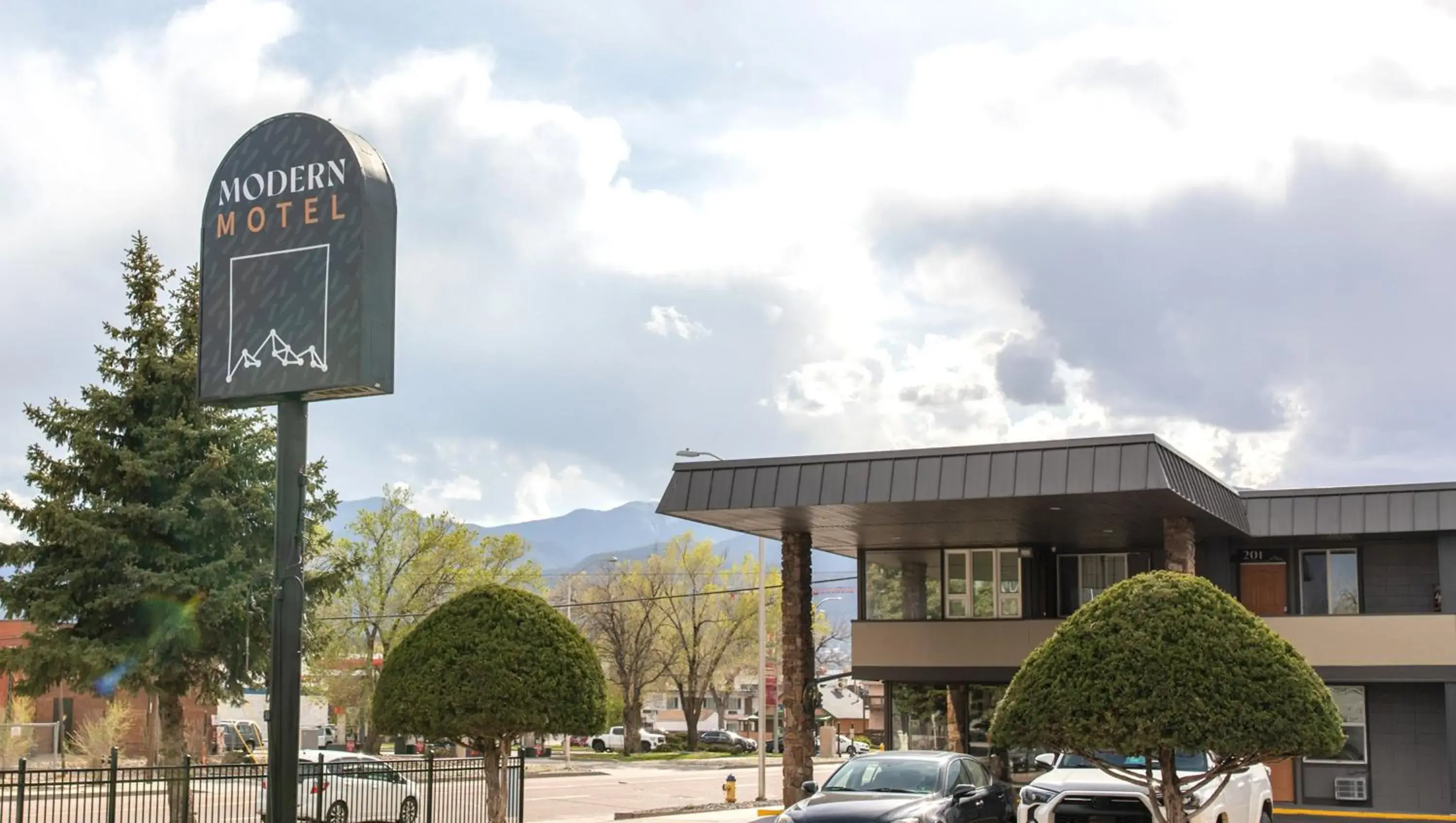 Property building in Modern Motel Property building in Modern Motel