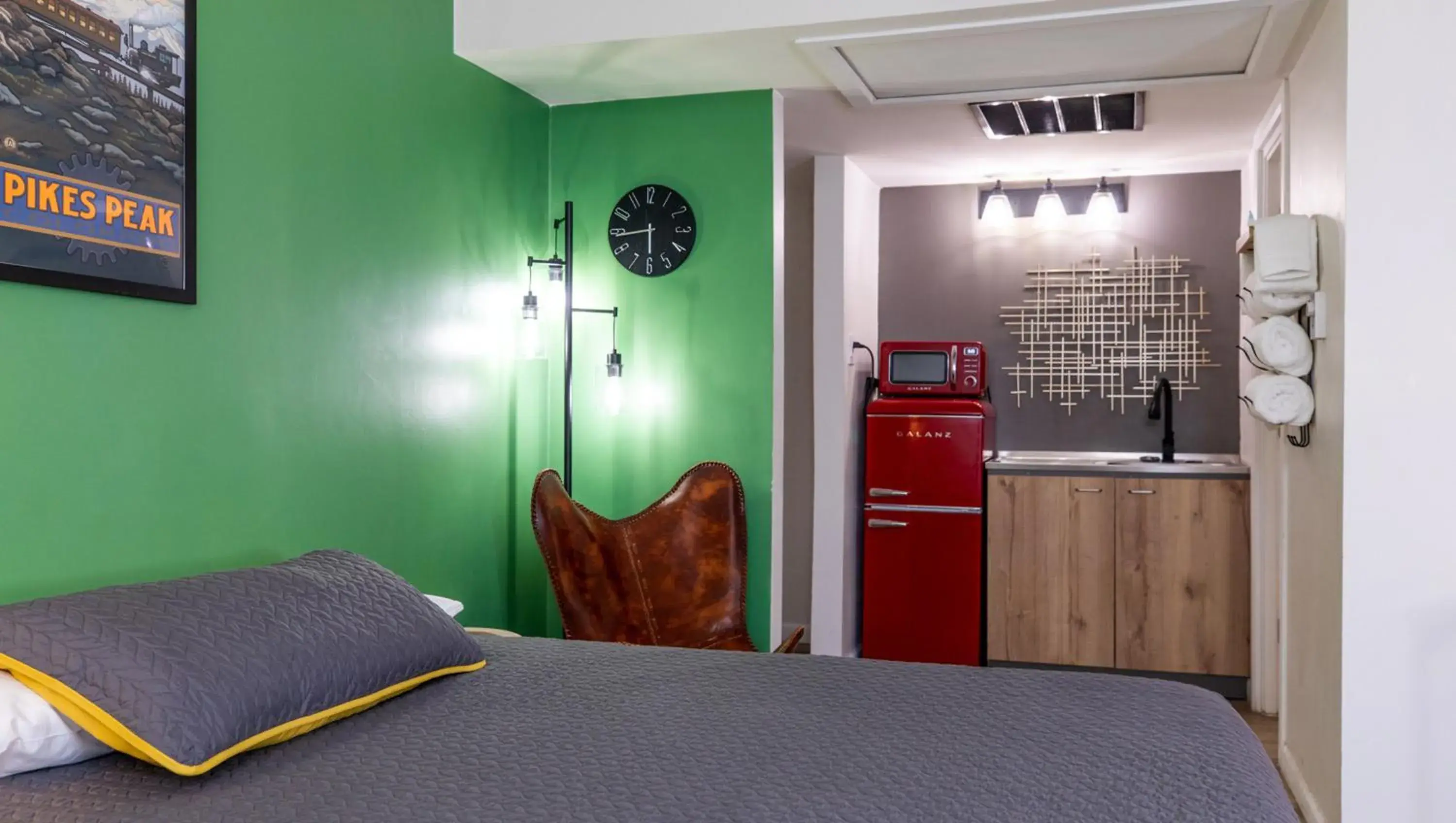 Bedroom, Bed in Modern Motel Bedroom, Bed in Modern Motel