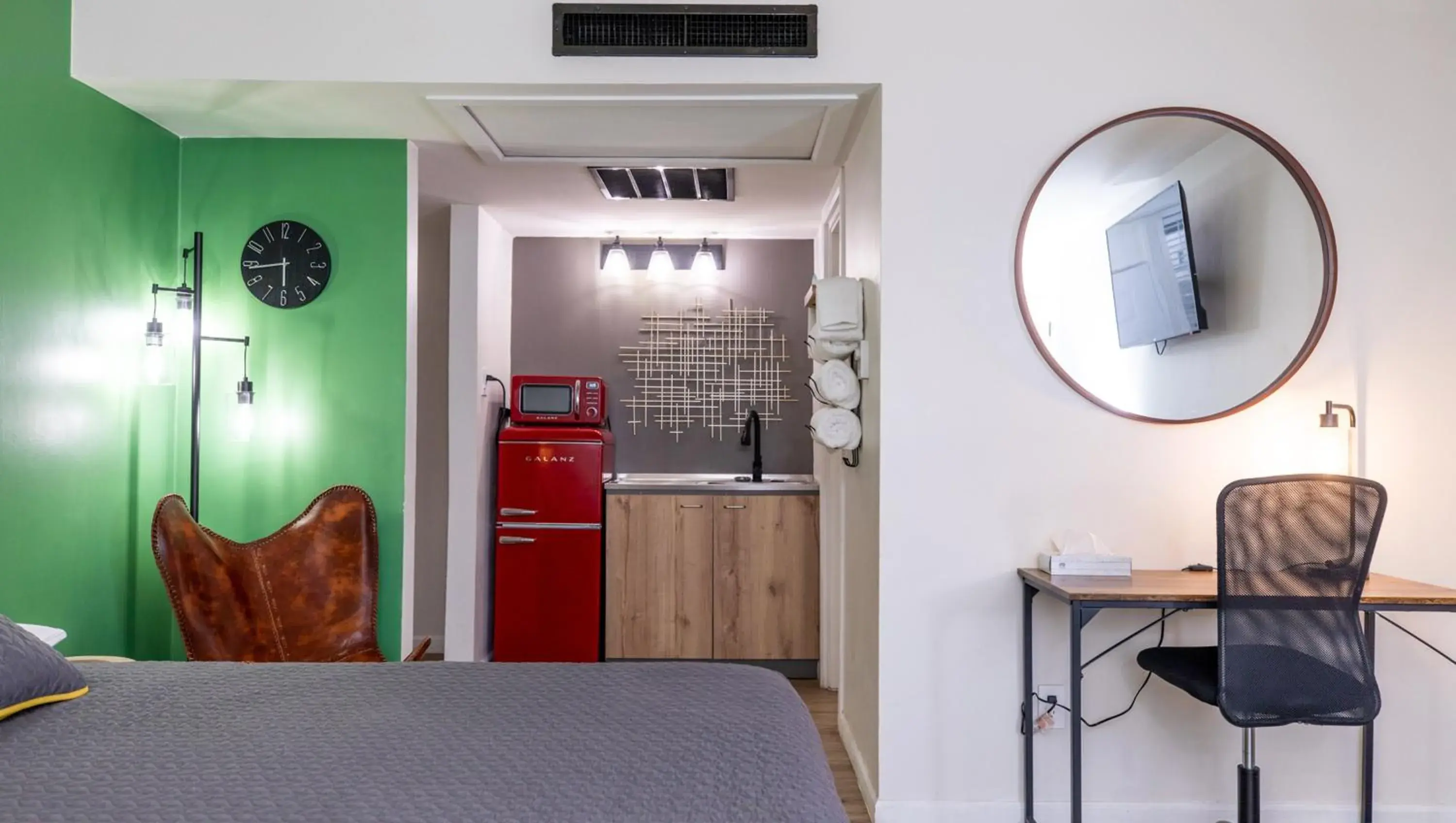 Bedroom, Bed in Modern Motel Bedroom, Bed in Modern Motel