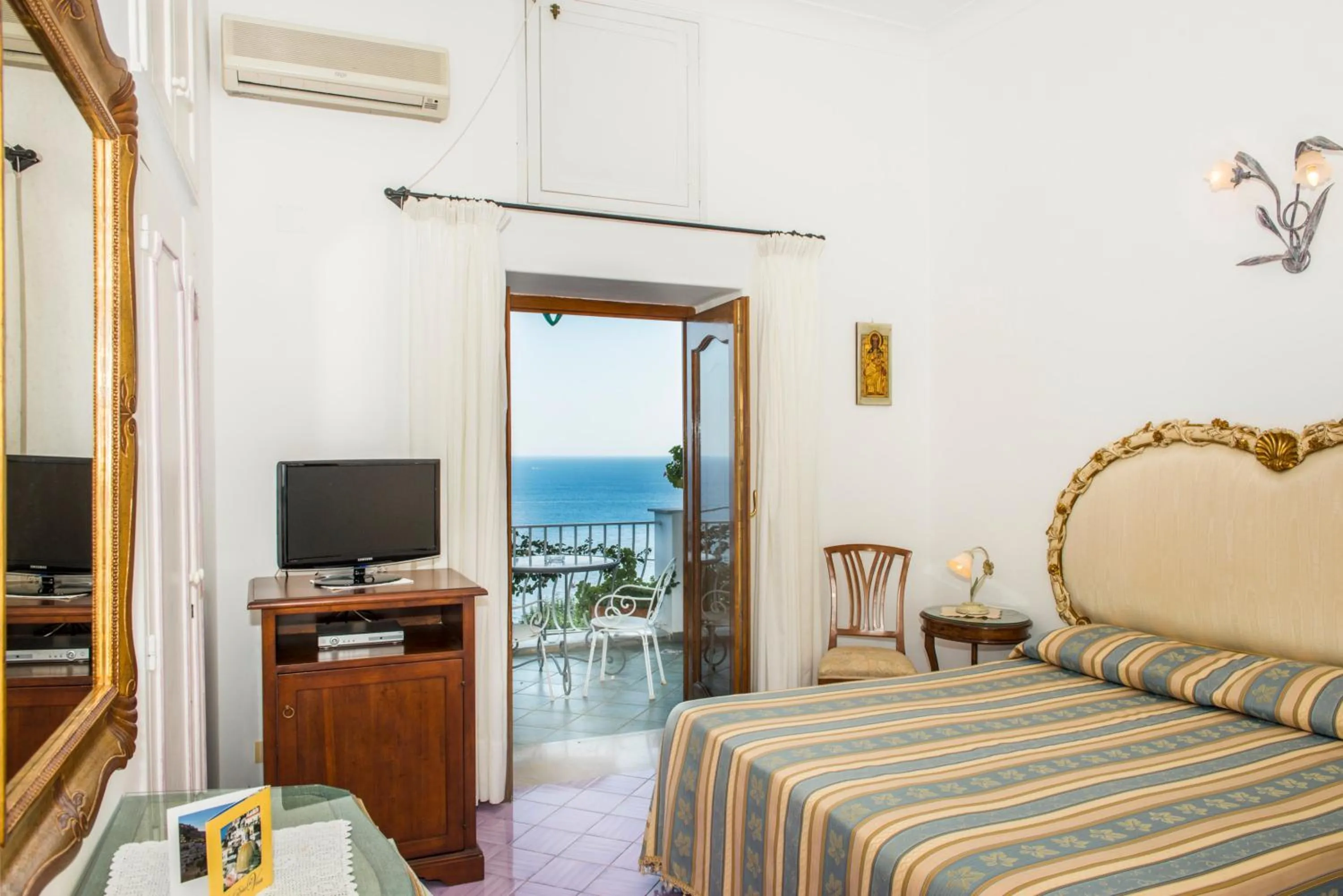 Photo of the whole room in La Rosa Dei Venti