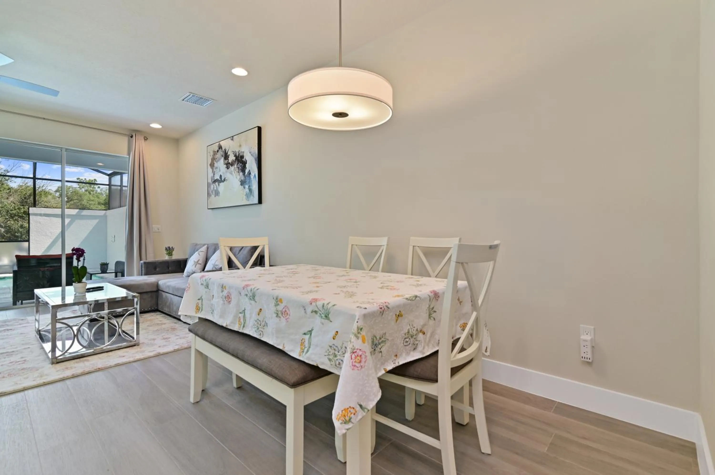 Dining area in New Spacious & Tranquil Townhouse near Disney - 4BR, 3FB, and Pool