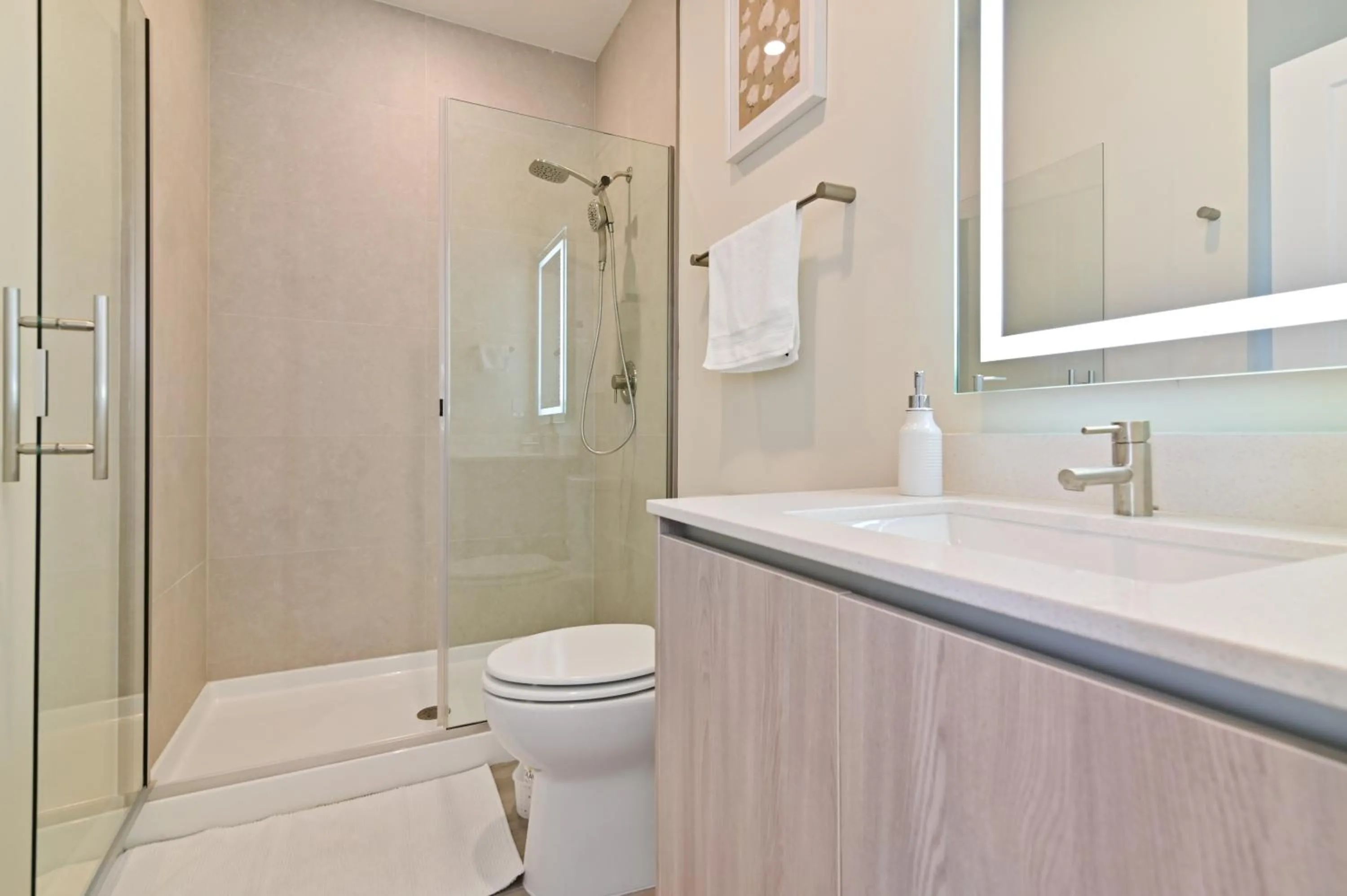 Bathroom in New Spacious & Tranquil Townhouse near Disney - 4BR, 3FB, and Pool