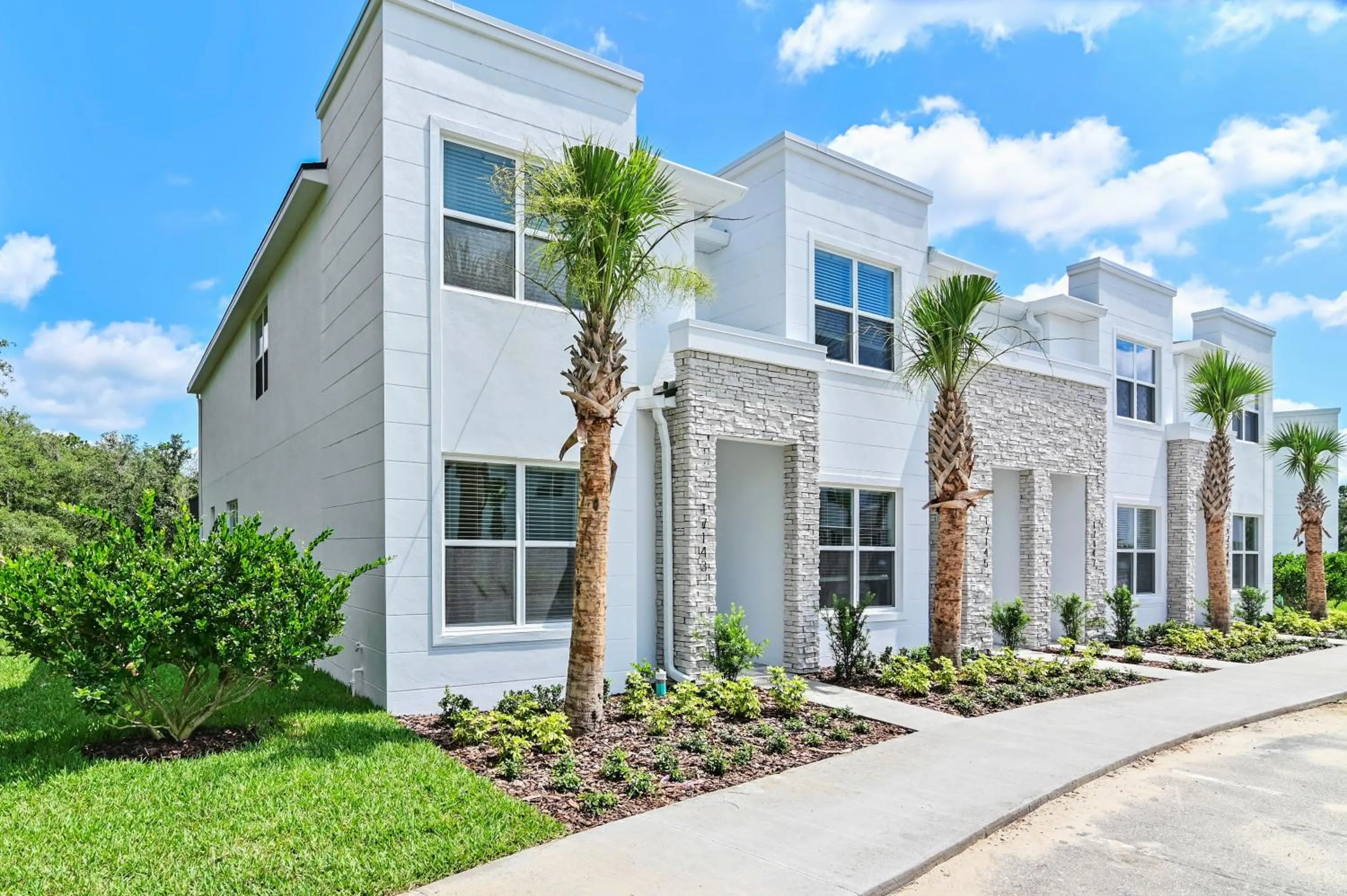 Facade/entrance in New Spacious & Tranquil Townhouse near Disney - 4BR, 3FB, and Pool