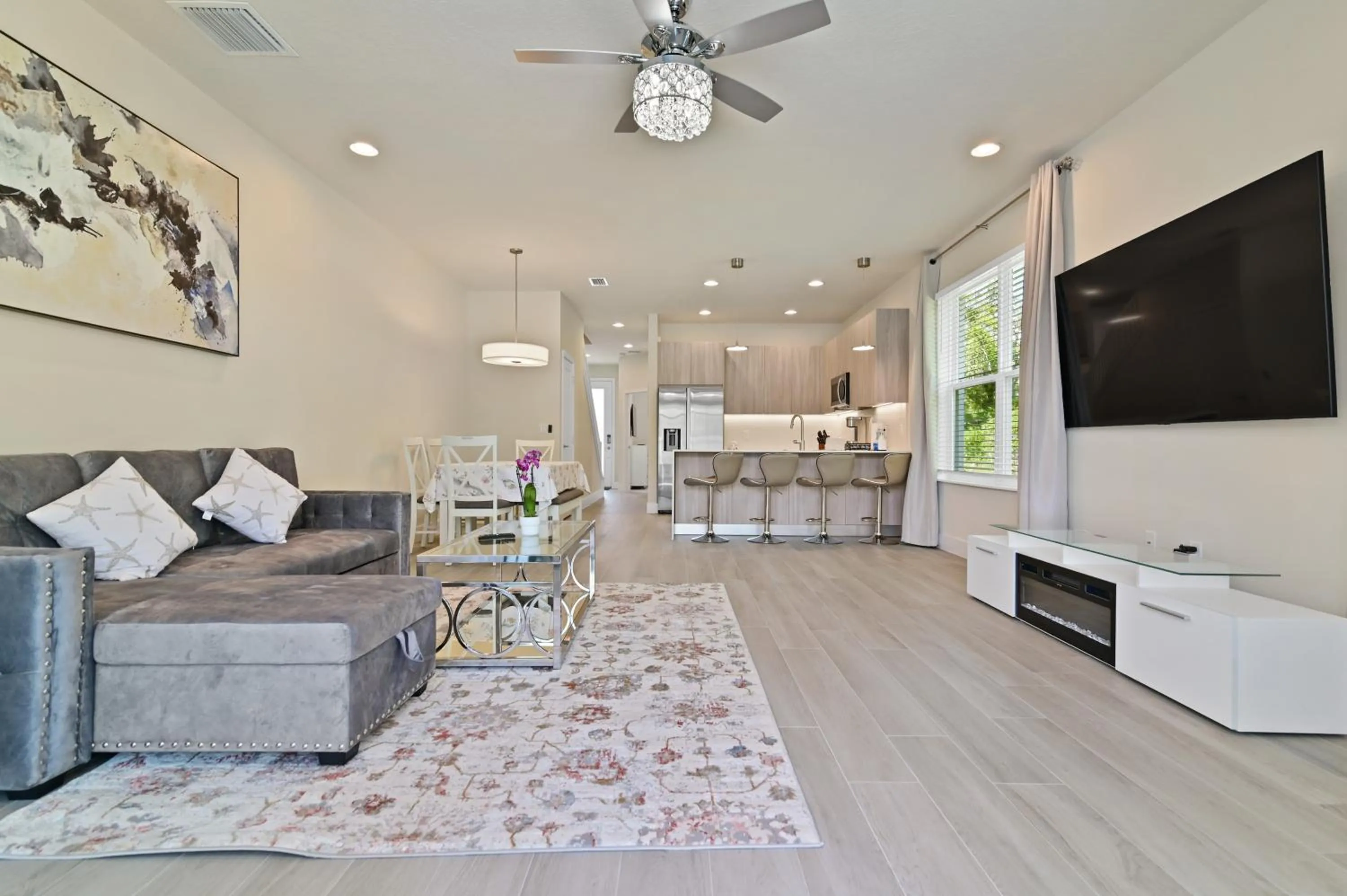 Living room in New Spacious & Tranquil Townhouse near Disney - 4BR, 3FB, and Pool