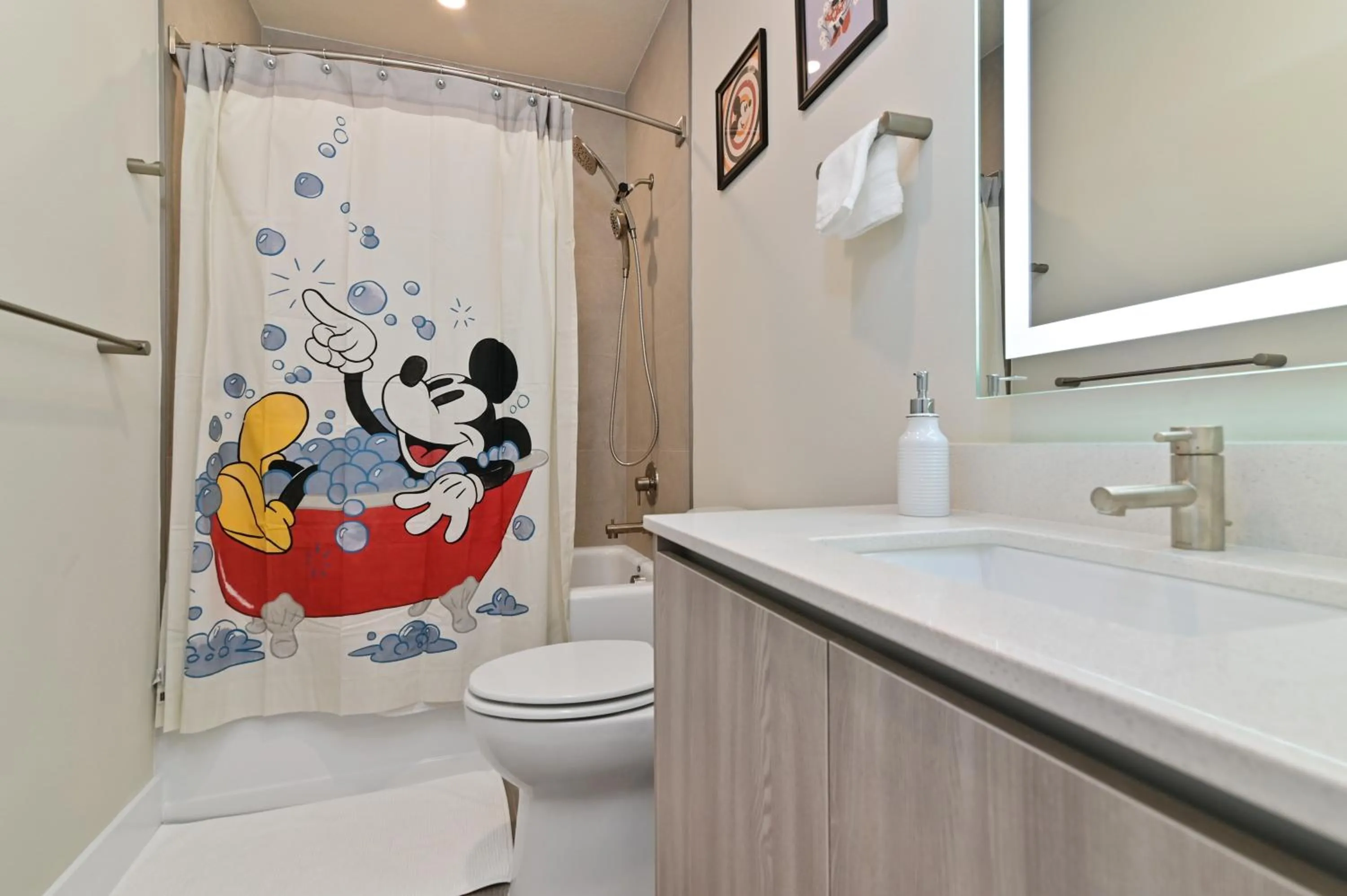 Bathroom in New Spacious & Tranquil Townhouse near Disney - 4BR, 3FB, and Pool
