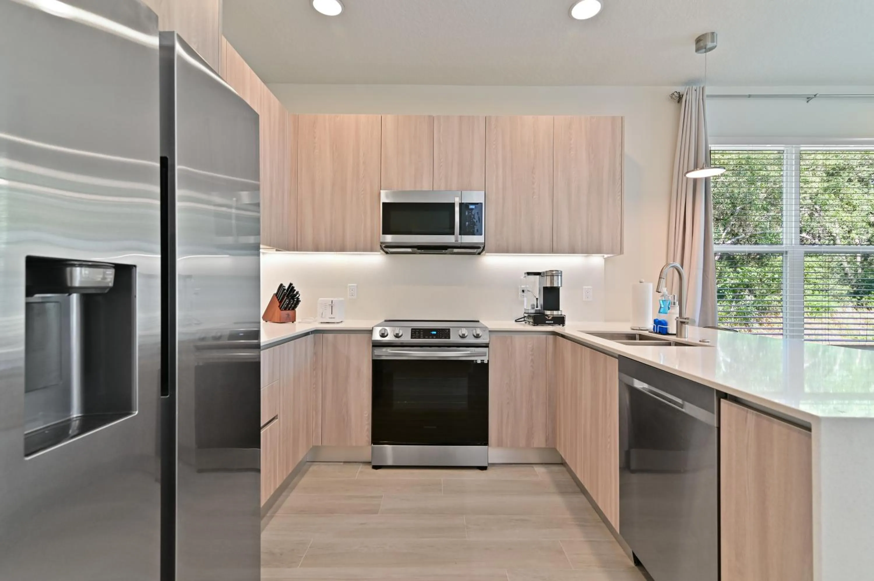 Kitchen or kitchenette in New Spacious & Tranquil Townhouse near Disney - 4BR, 3FB, and Pool