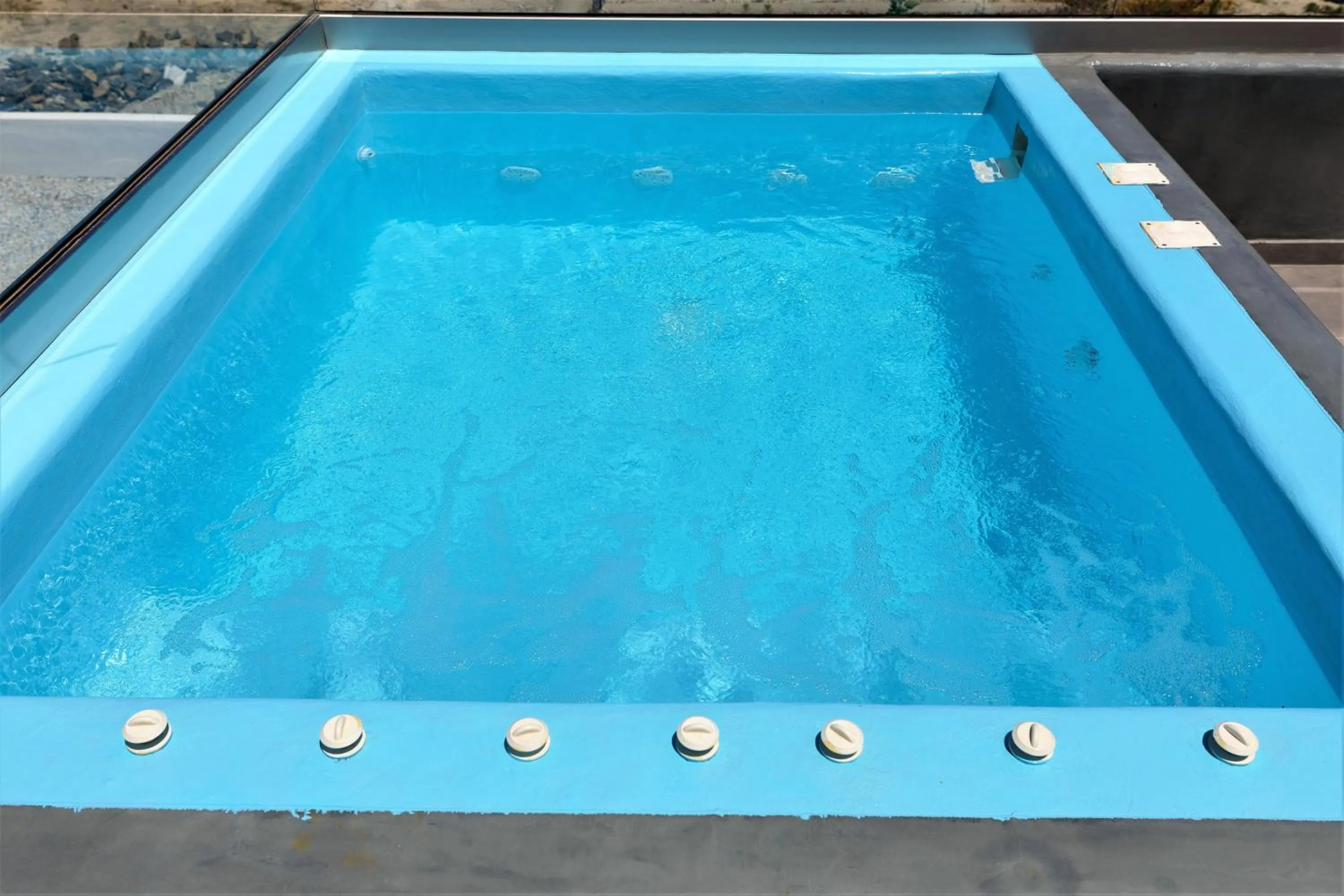 Swimming pool in White Element