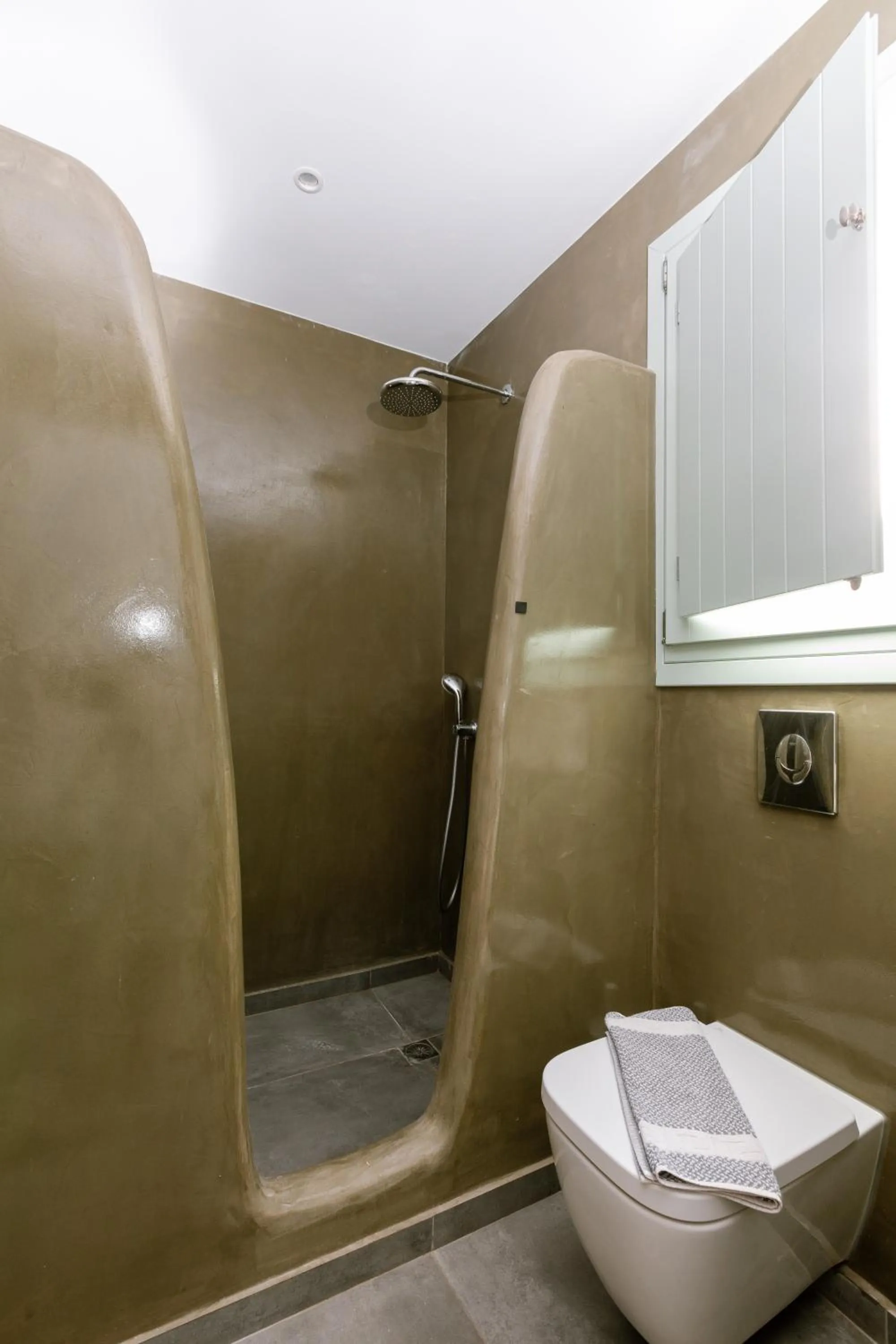 Bathroom in White Element