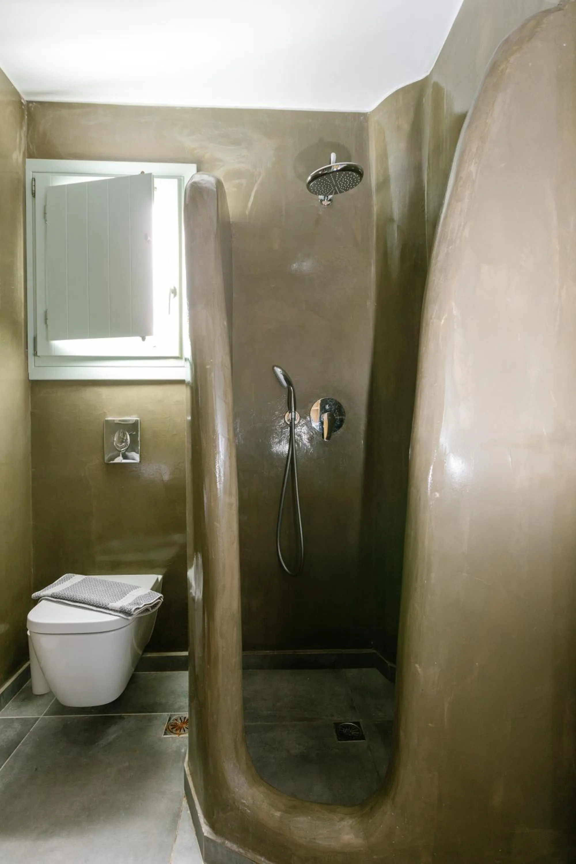 Bathroom in White Element