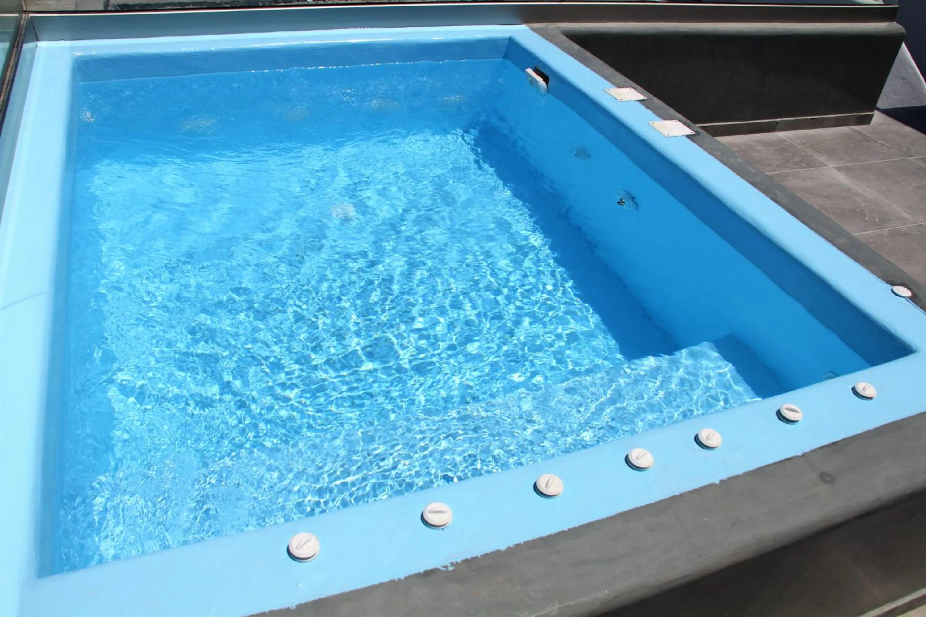 Swimming pool in White Element