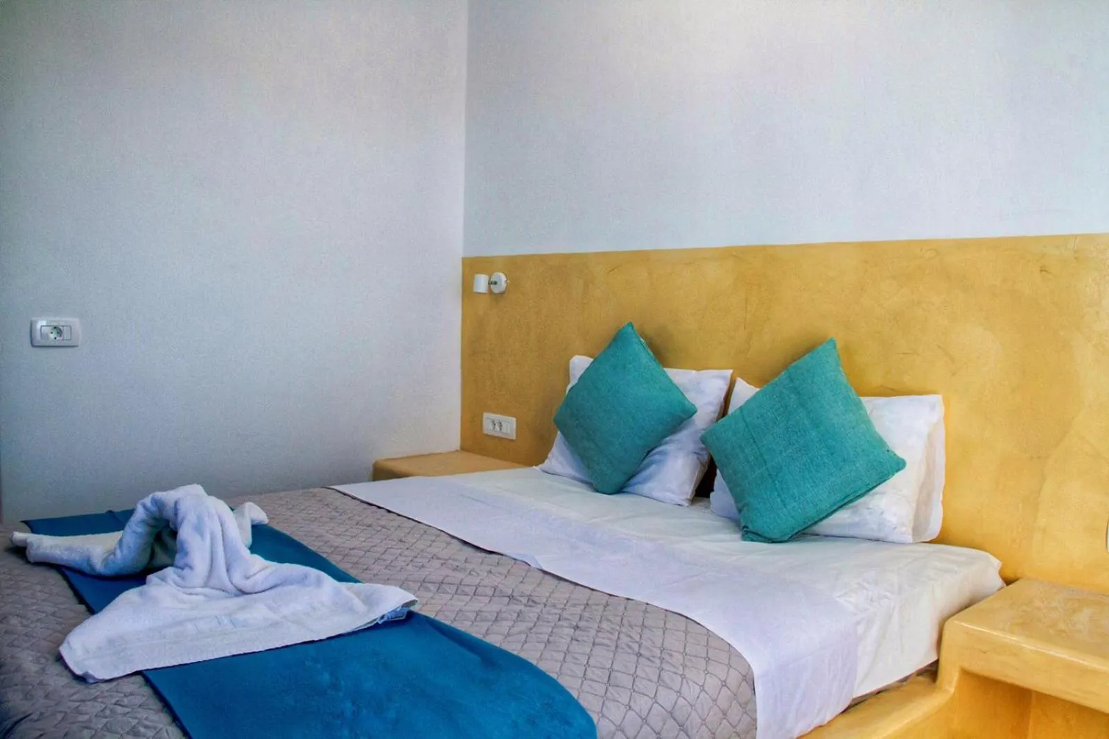 Bed in White Element