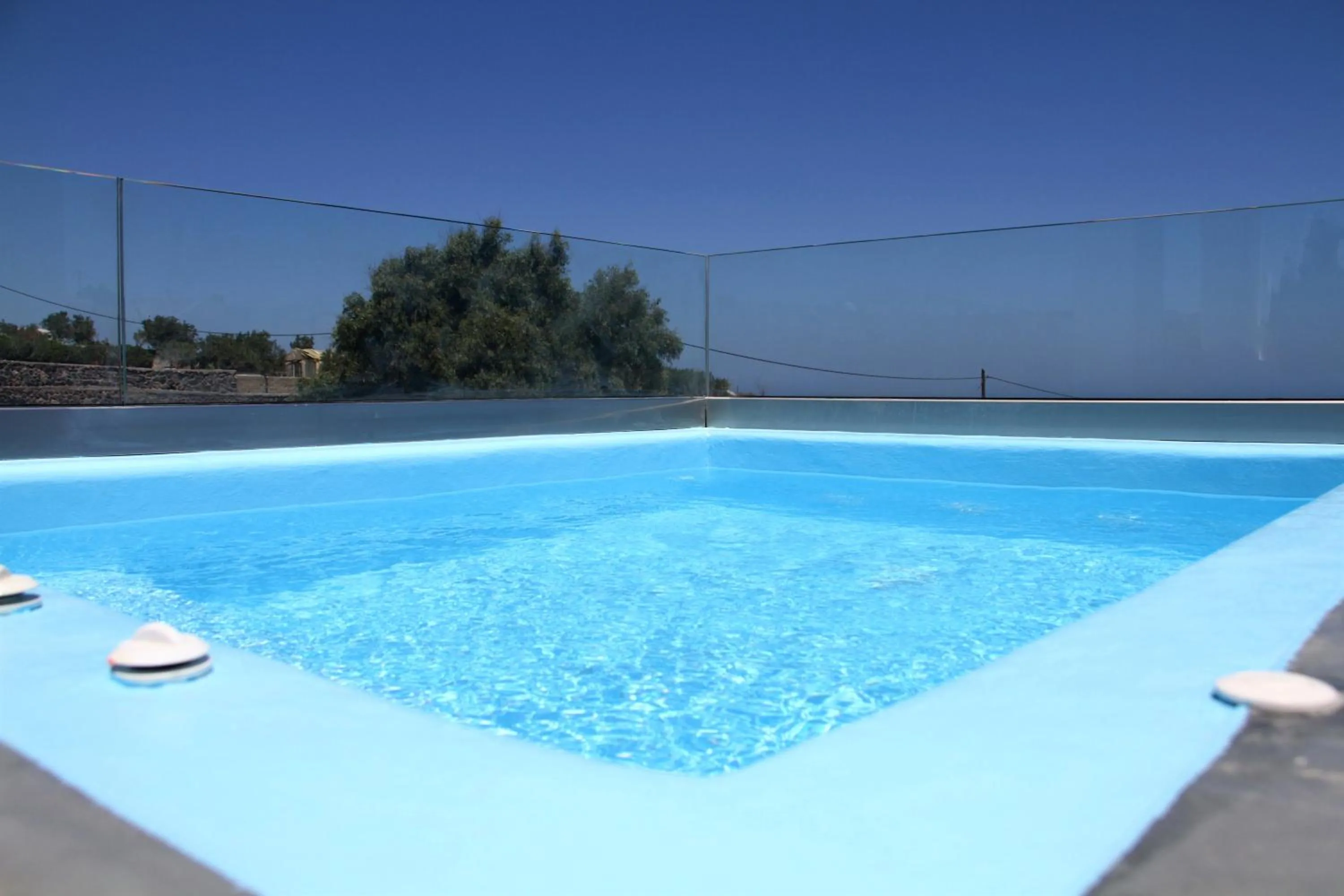 Swimming pool in White Element