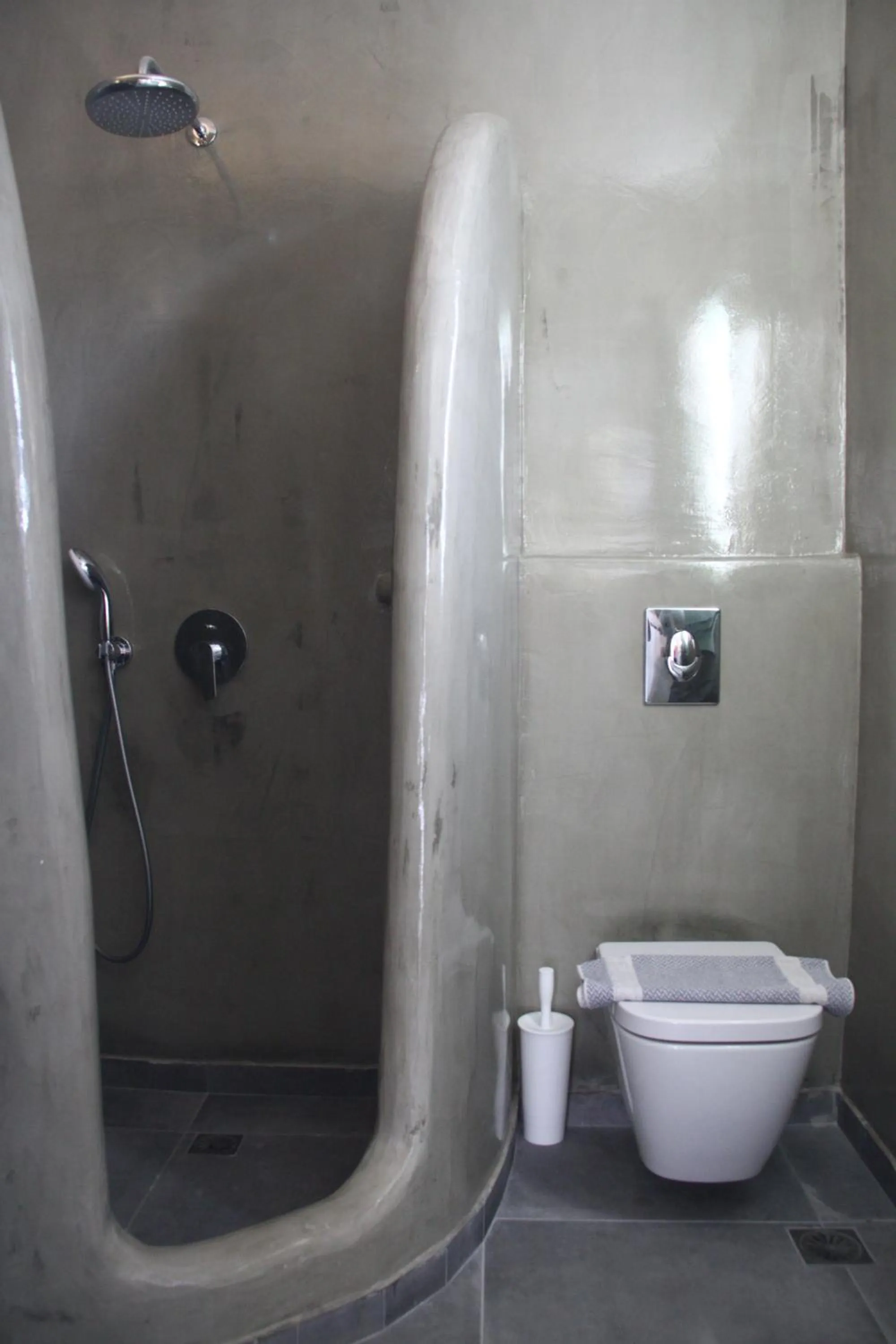 Bathroom in White Element