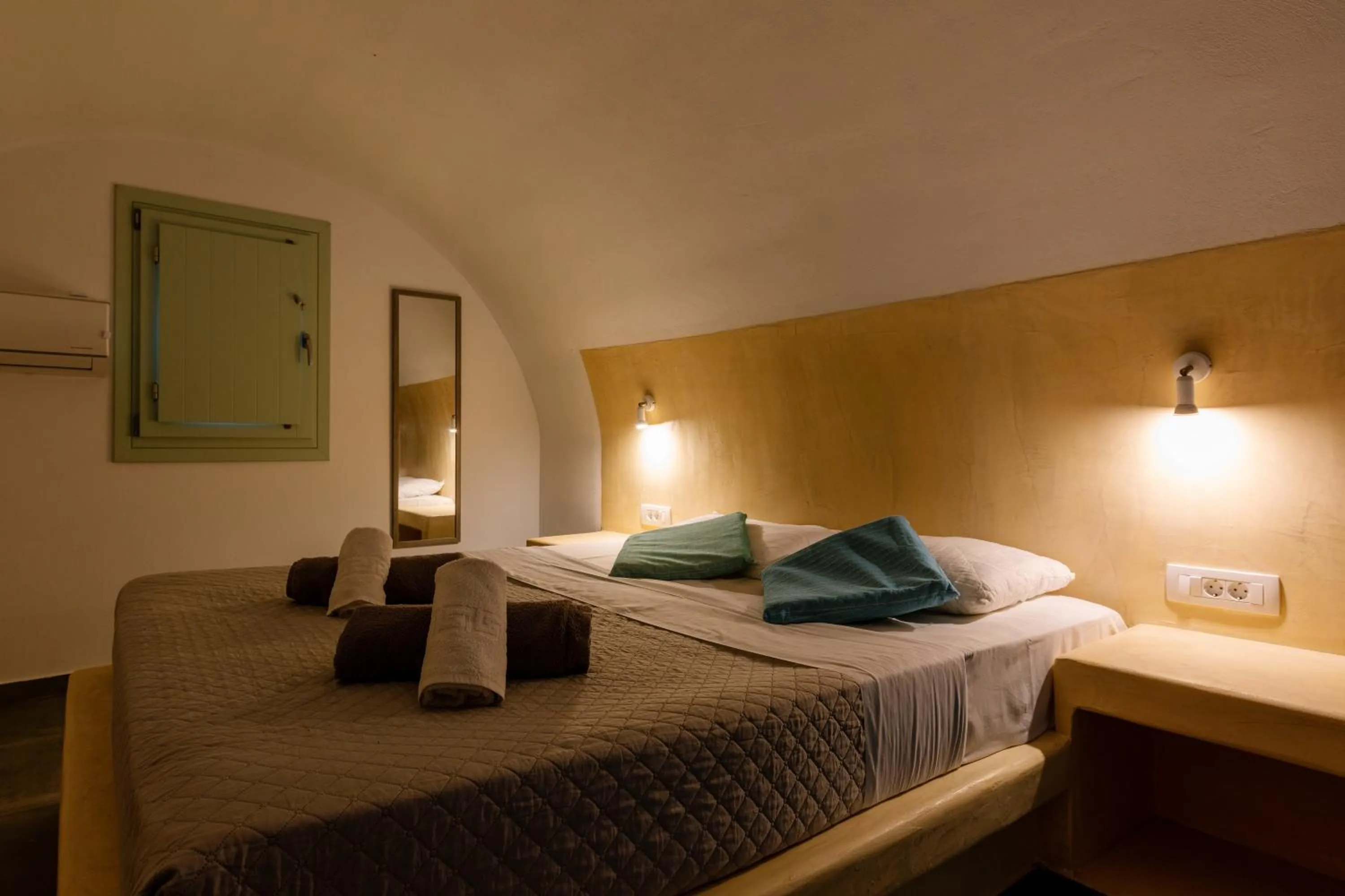 Bedroom, Bed in White Element