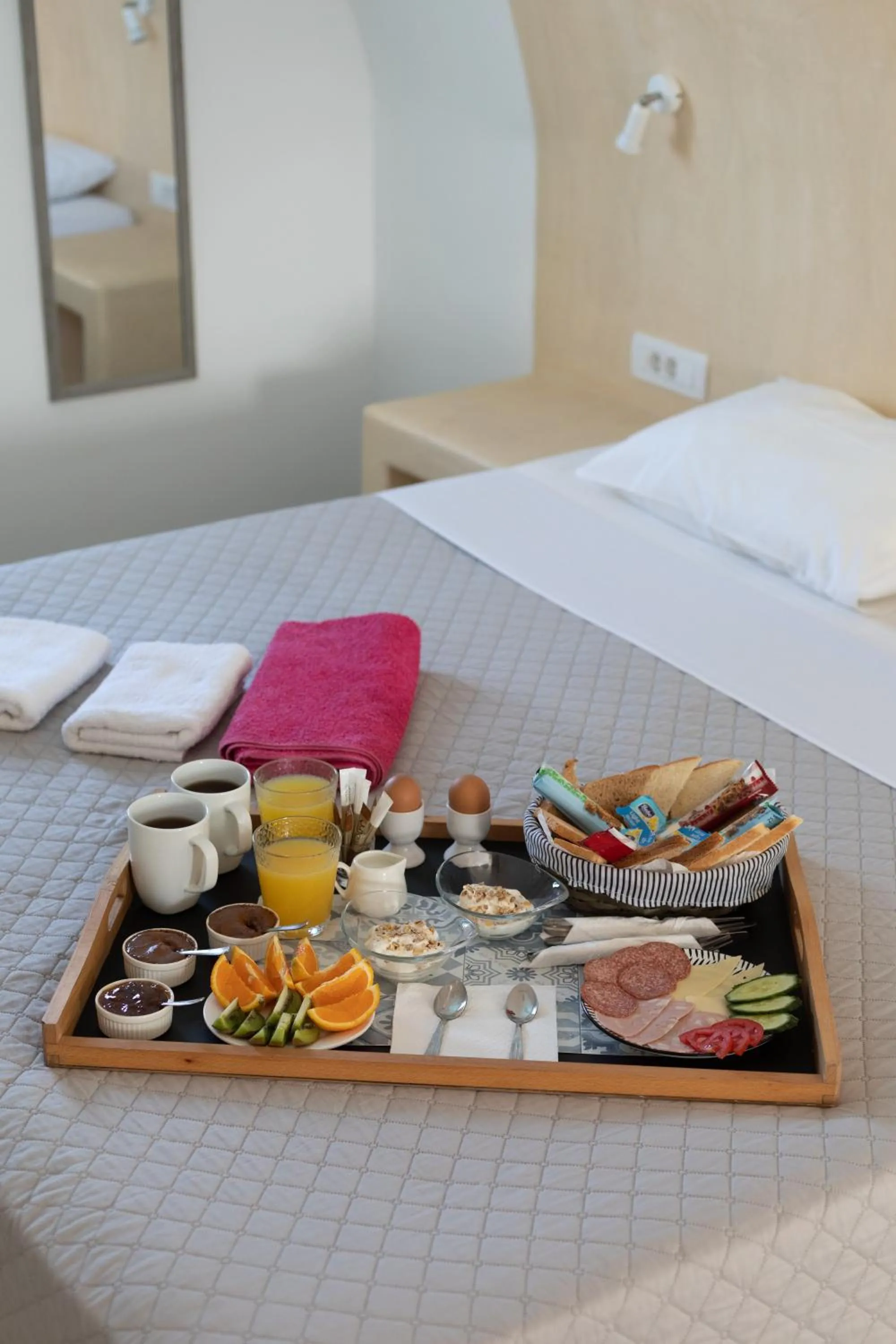 Continental breakfast, Bed in White Element