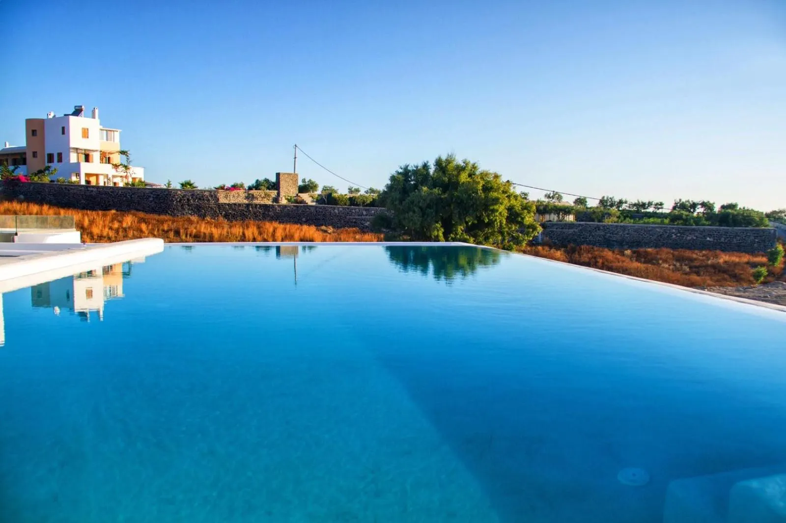 Swimming pool in White Element