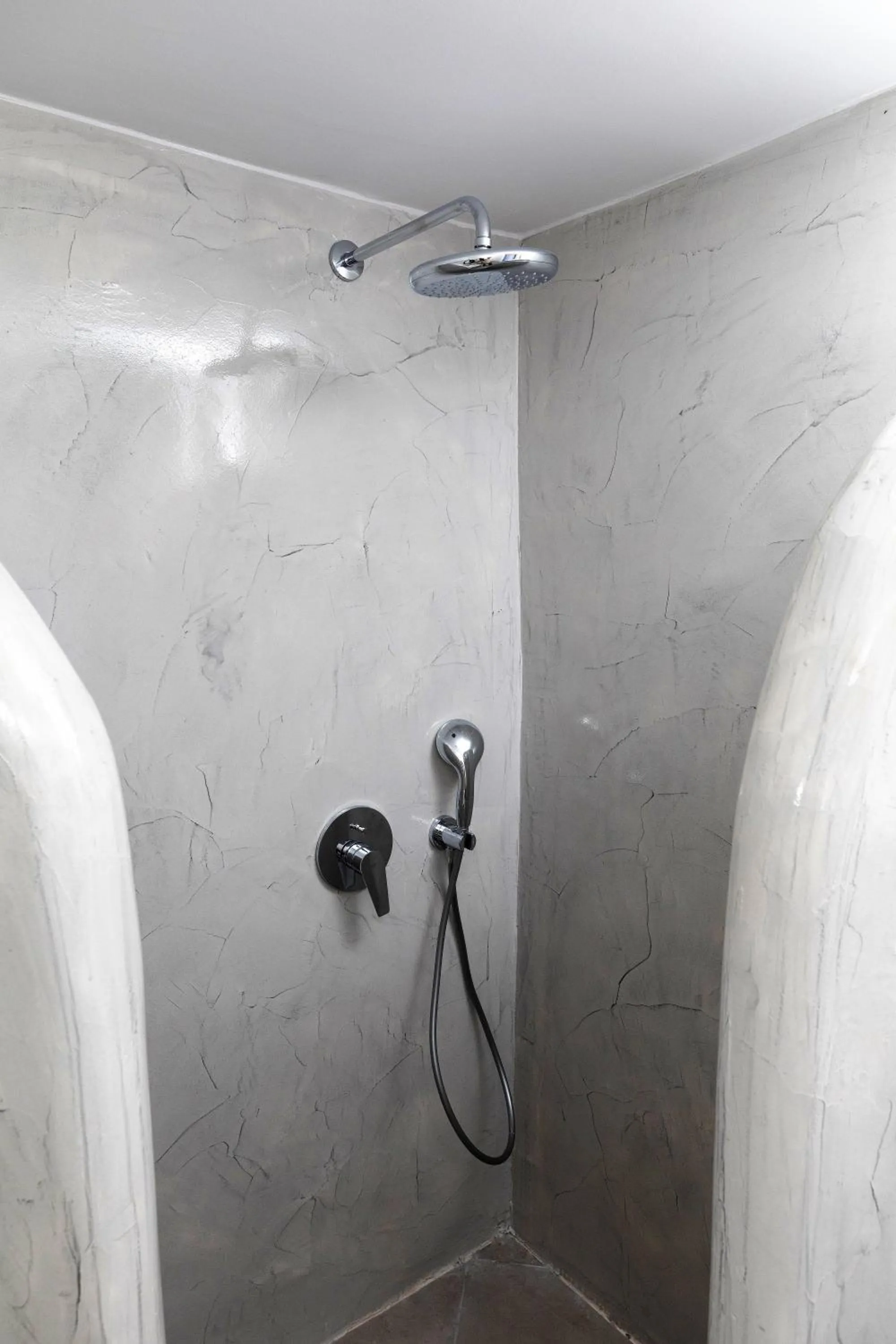 Shower in White Element