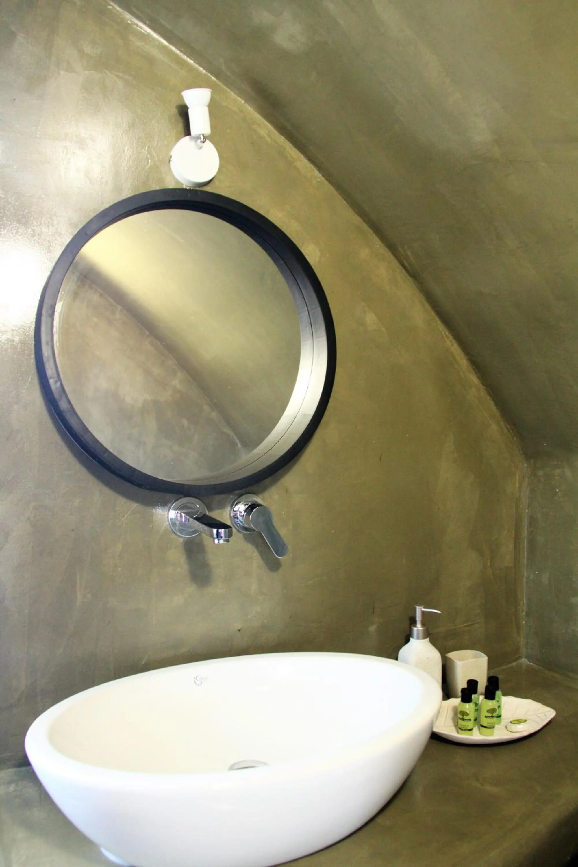 Bathroom in White Element