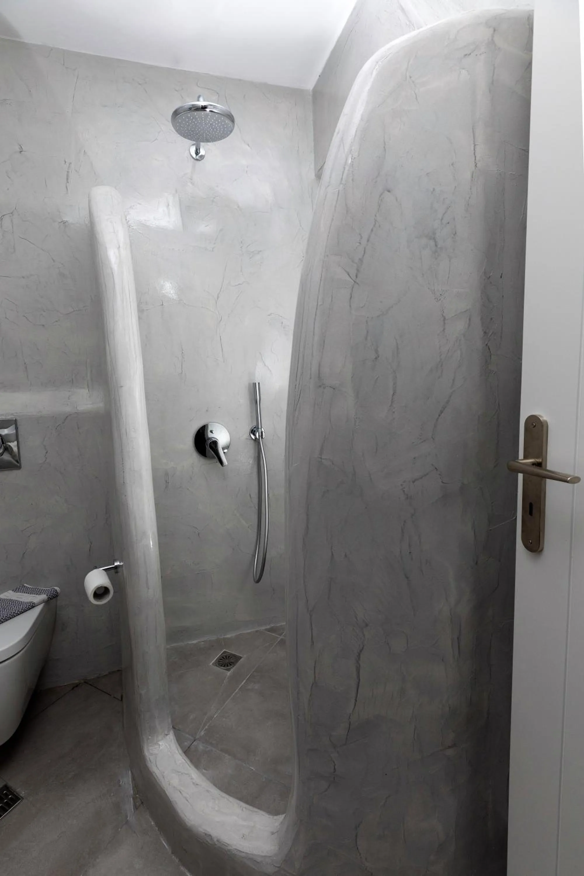 Shower in White Element