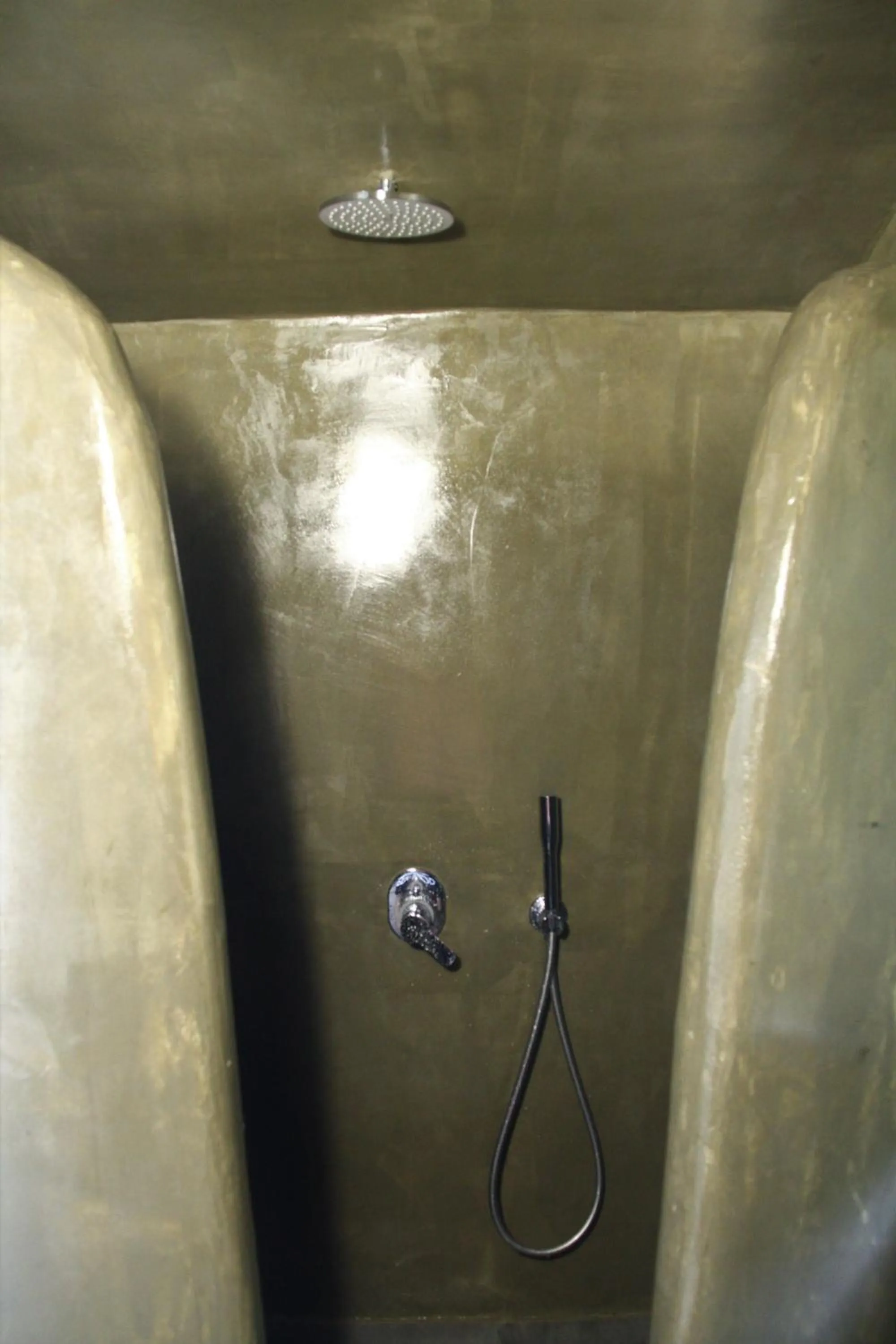 Shower in White Element