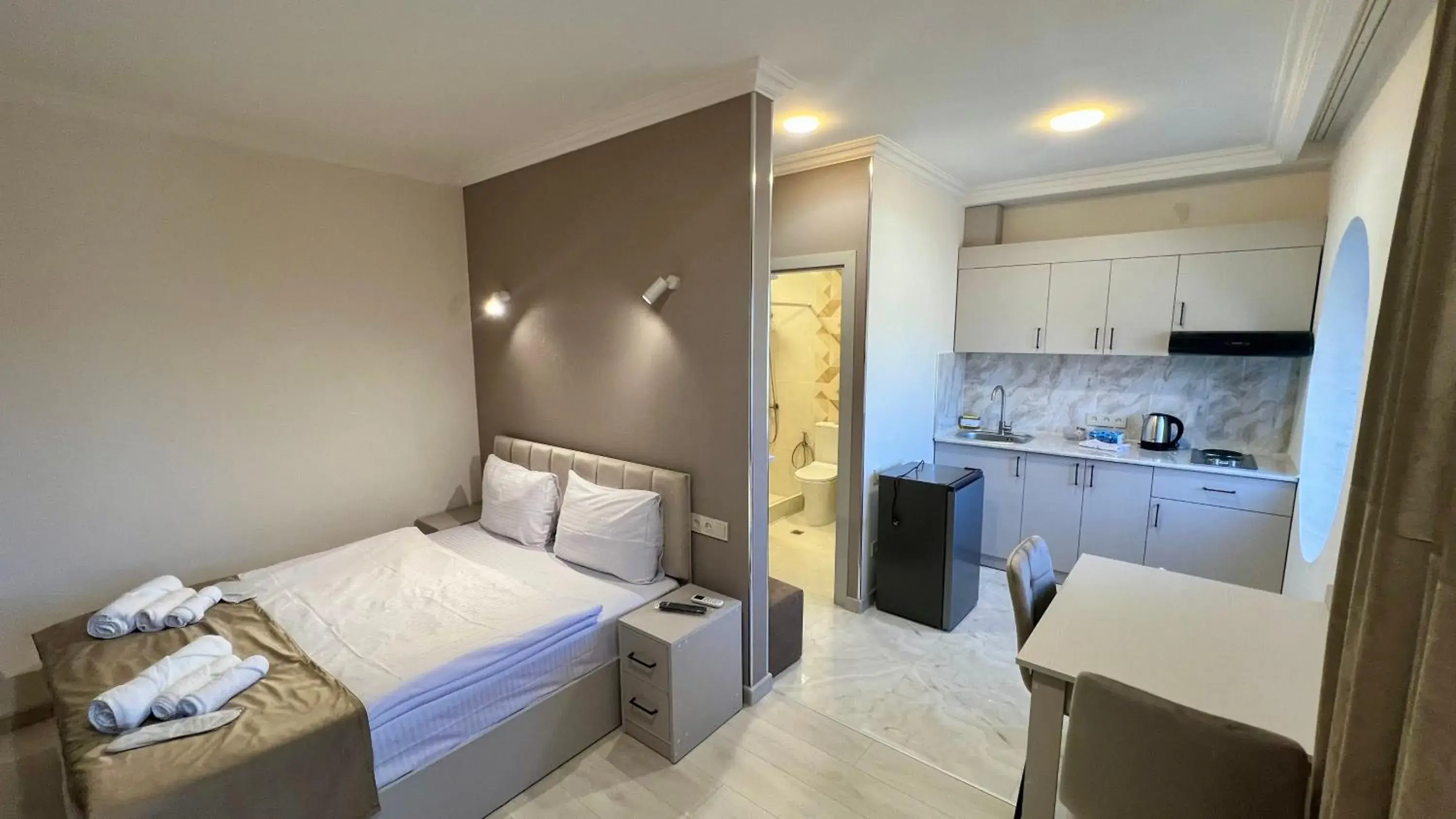 Studio Apartment with One Double Bed in The Hill Guesthouse Studio Apartment with One Double Bed in The Hill Guesthouse