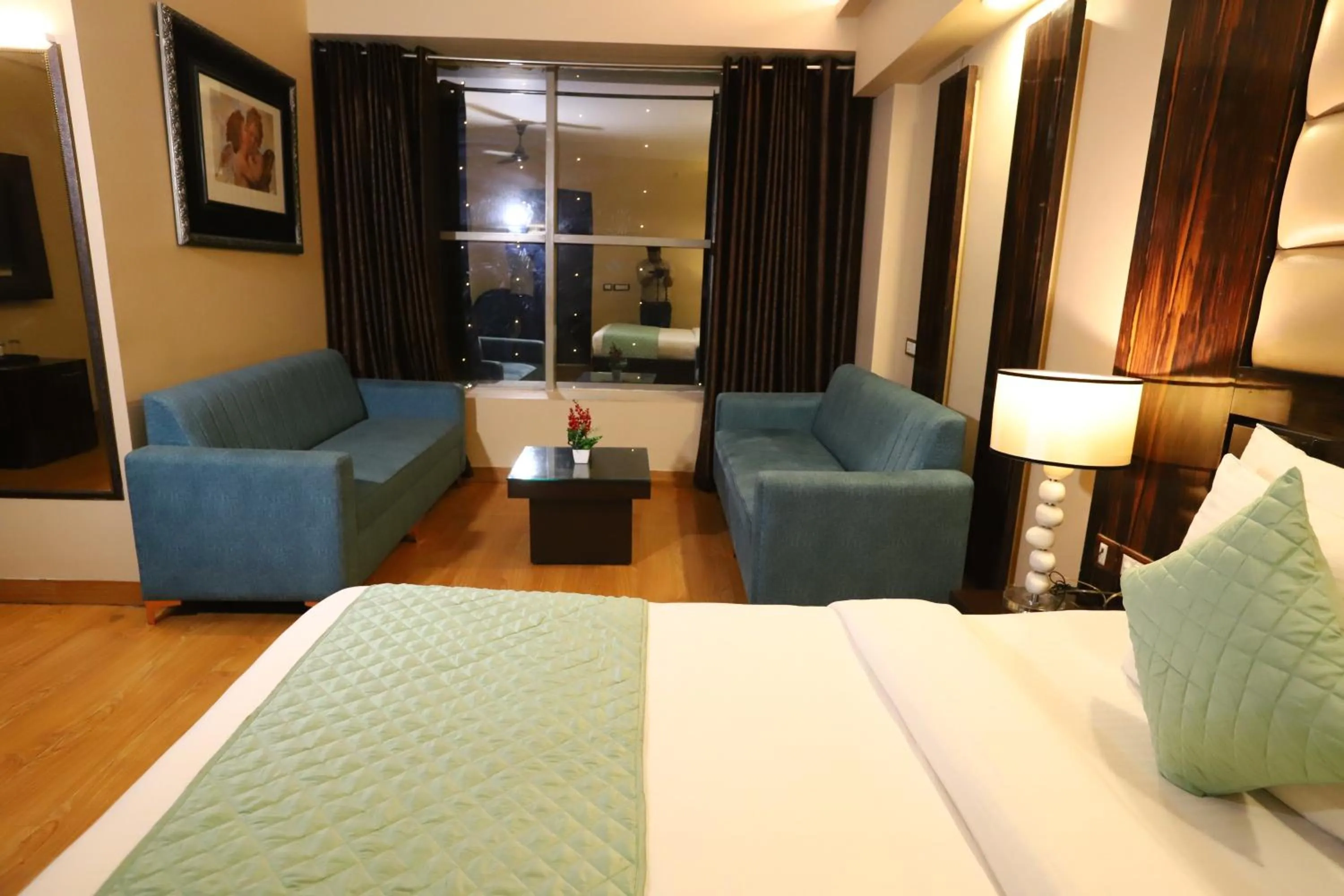 Lounge or bar in The Palm Spring a Boutique Hotel Naraina New Delhi