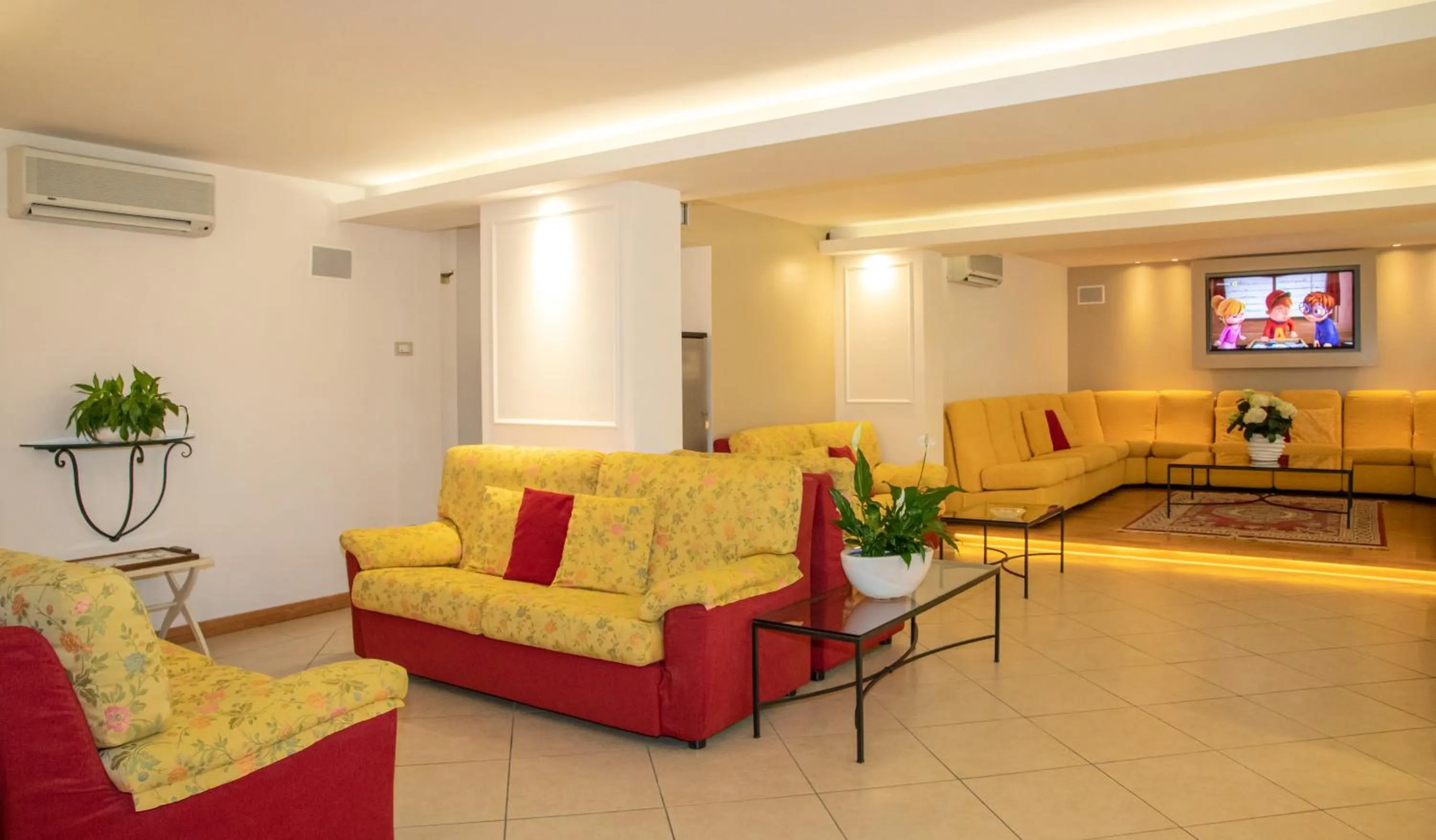 Communal lounge/ TV room in Hotel Imperia