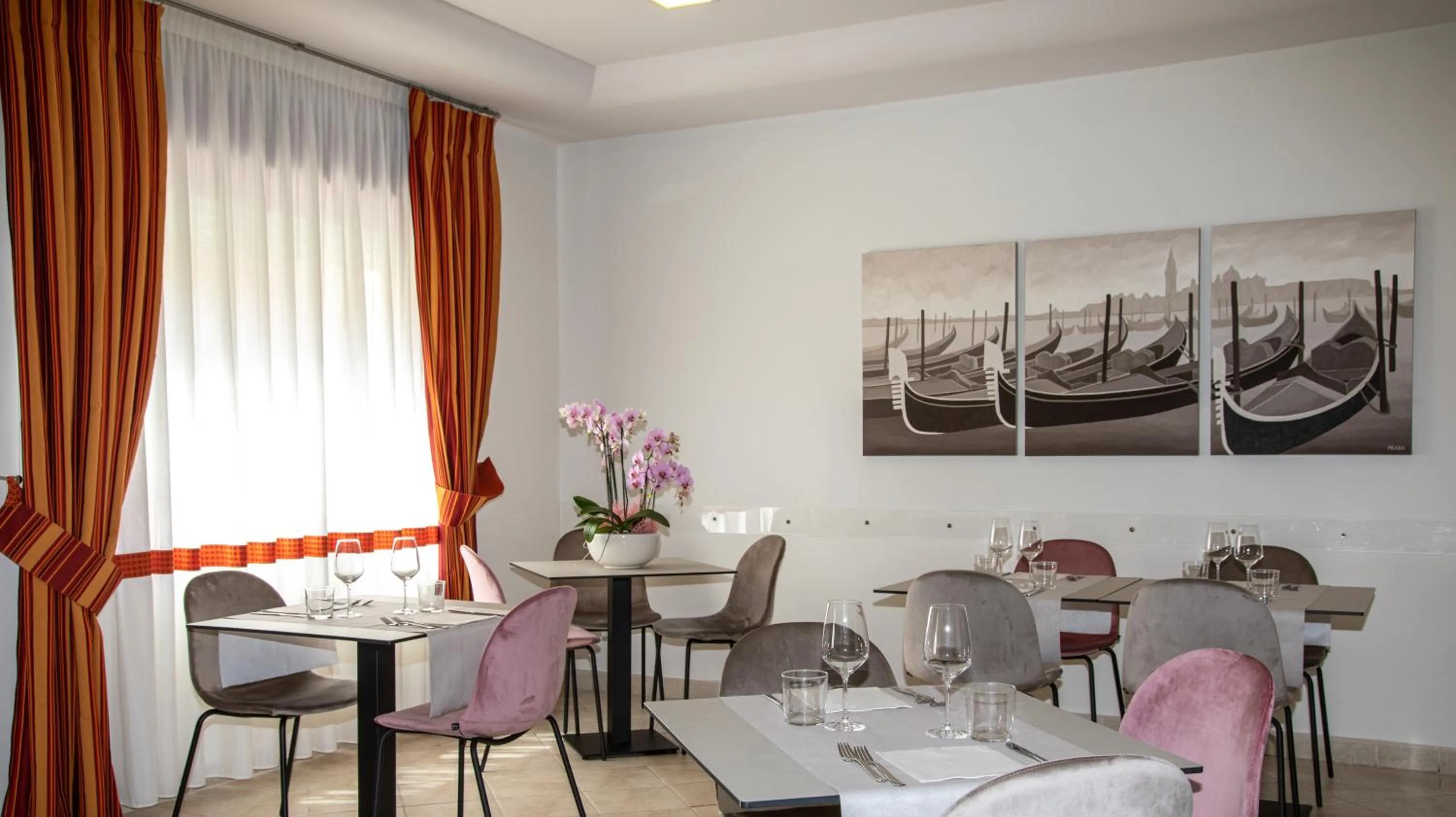 Restaurant/places to eat in Hotel Imperia