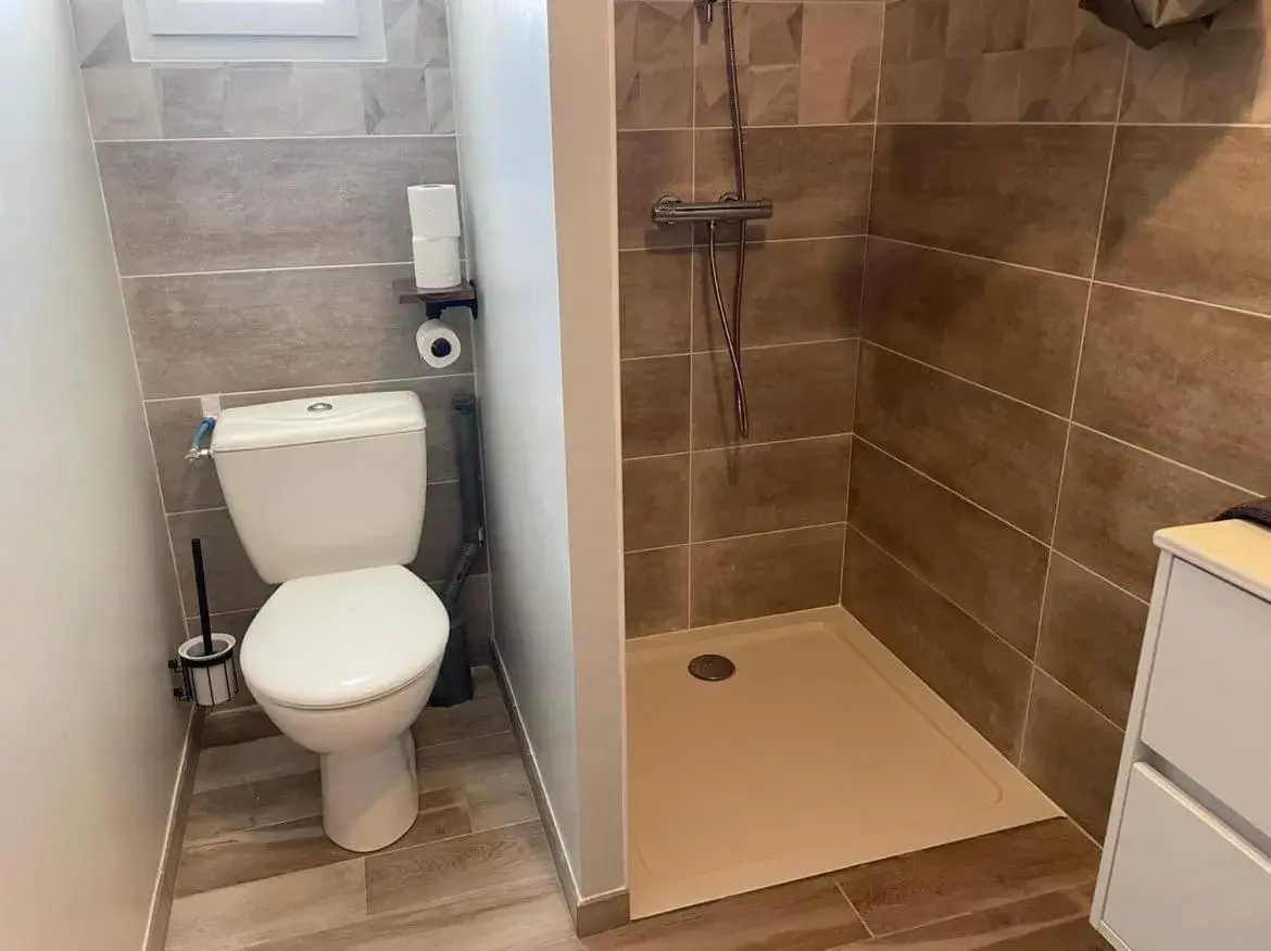 Twin Room with Bathroom - single occupancy in La Petite Salamandre Twin Room with Bathroom - single occupancy in La Petite Salamandre