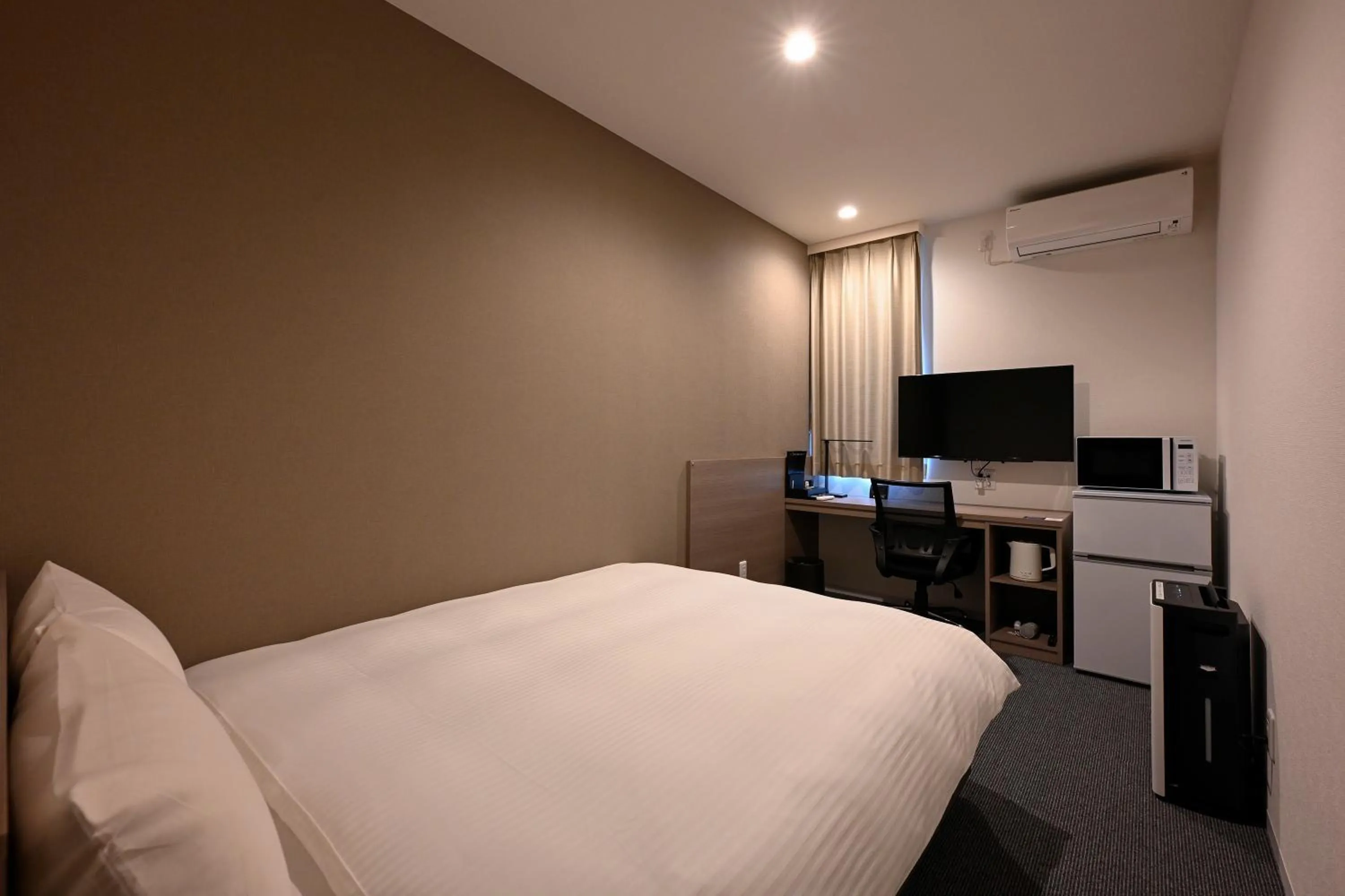 Photo of the whole room, Bed in HOTEL R9 The Yard Kohoku