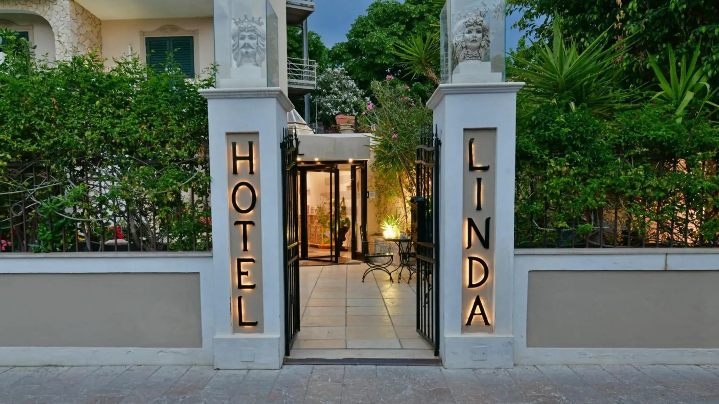 Facade/entrance in Hotel & Apartments Villa Linda Facade/entrance in Hotel & Apartments Villa Linda