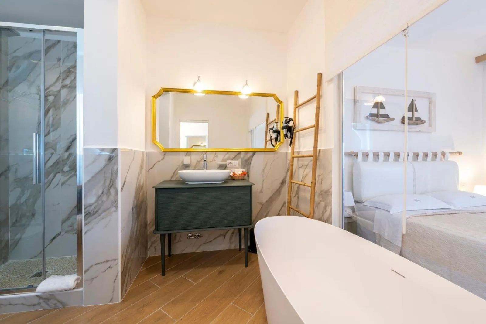 Shower, Bed in Hotel Palau