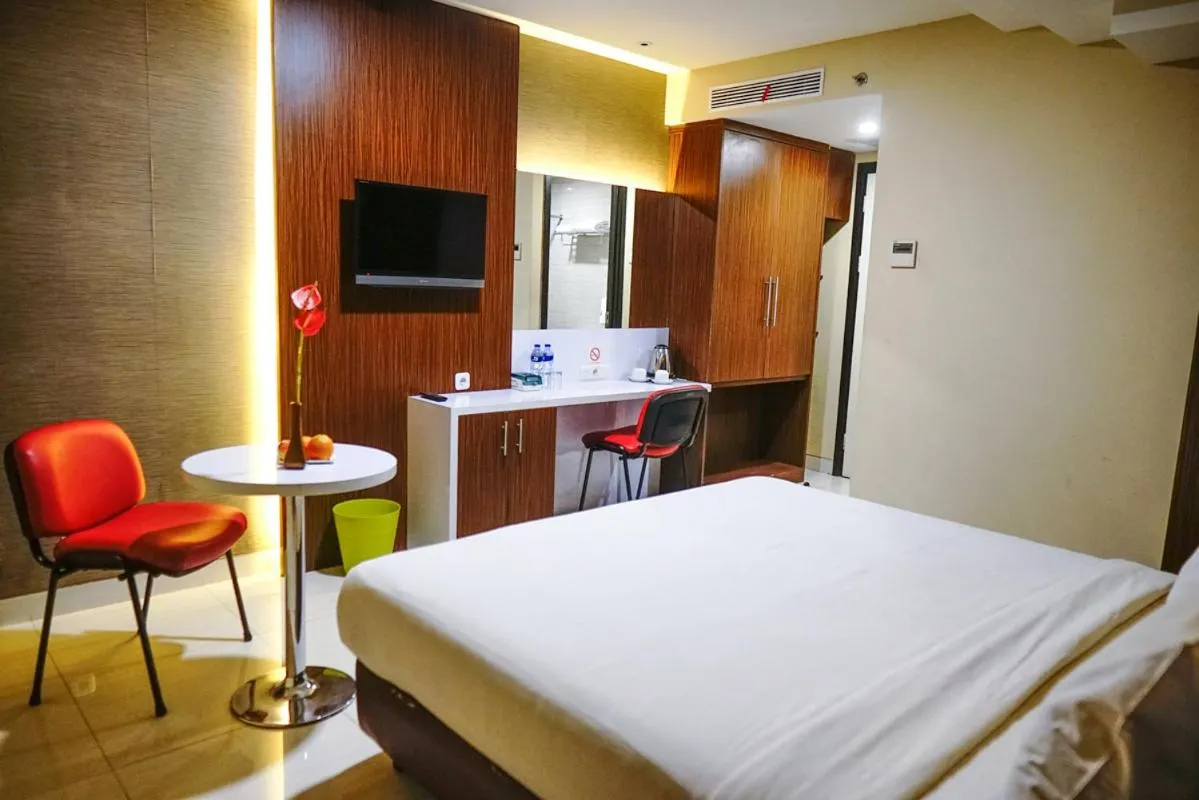 Bed in Empress Hotel Makassar City Center by LIFE