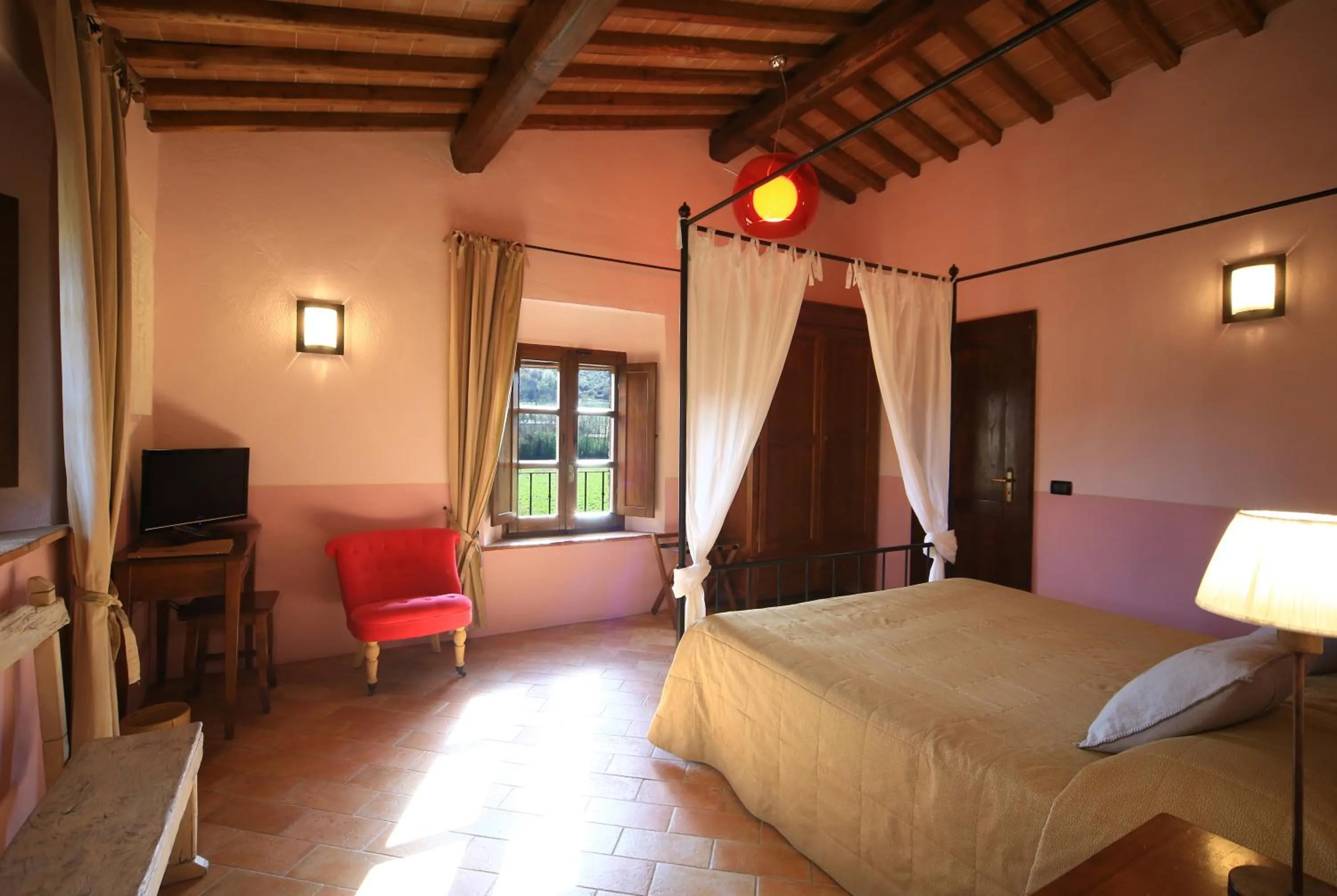 Photo of the whole room, Bed in Molino Di Foci