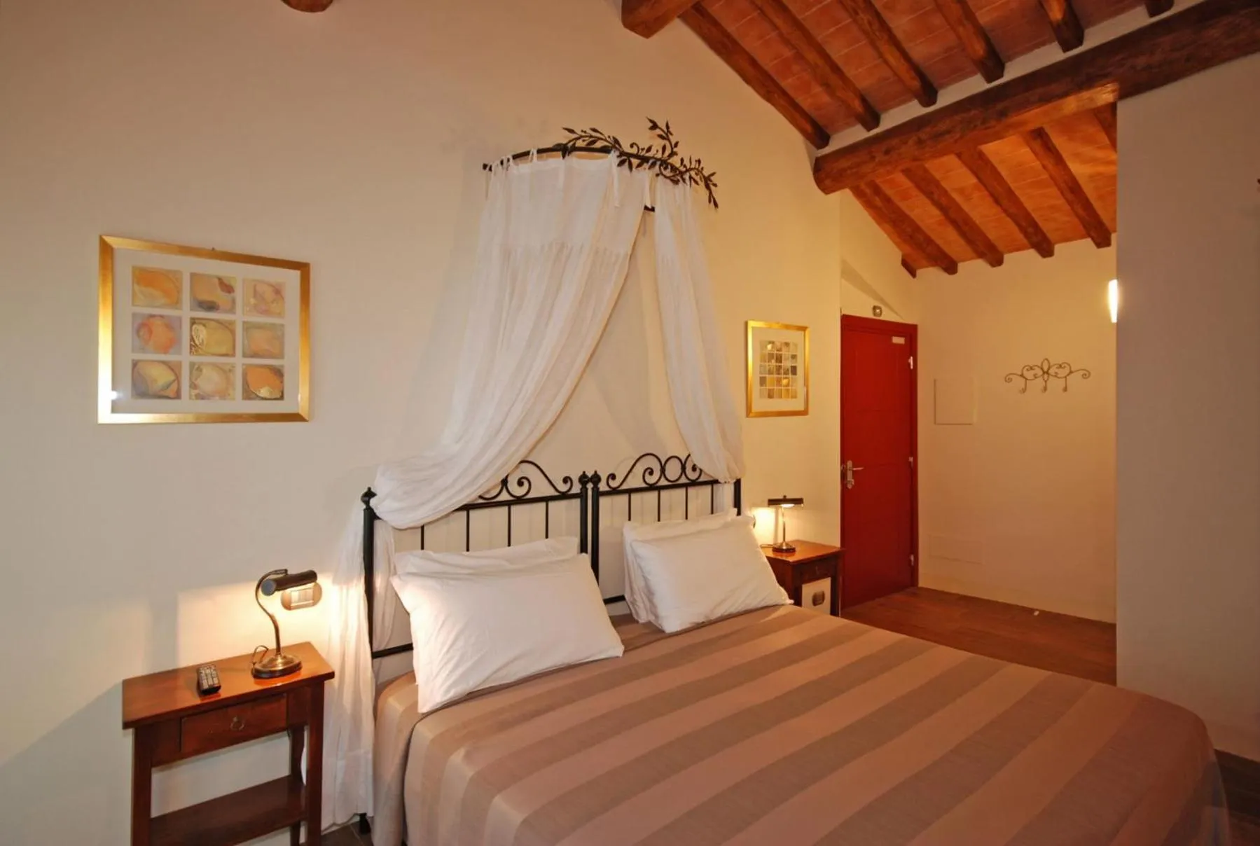 Photo of the whole room, Bed in Molino Di Foci