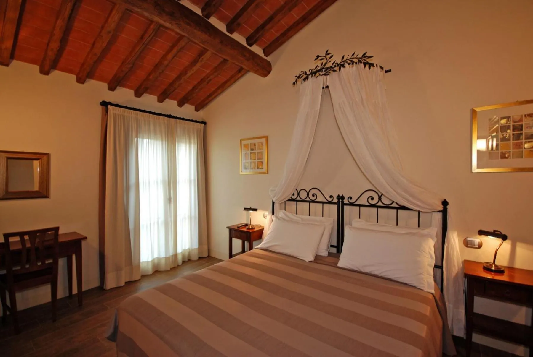 Photo of the whole room, Bed in Molino Di Foci