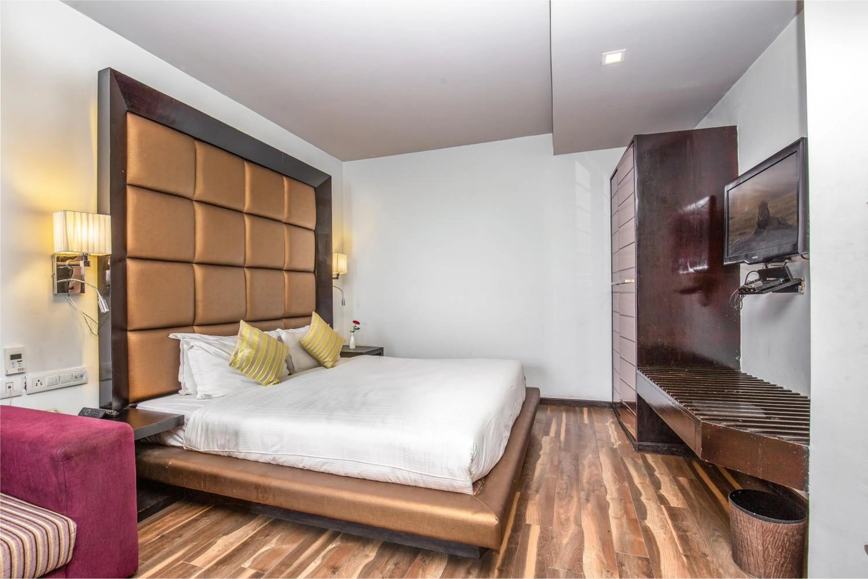 Photo of the whole room, Bed in Mahabir Palace