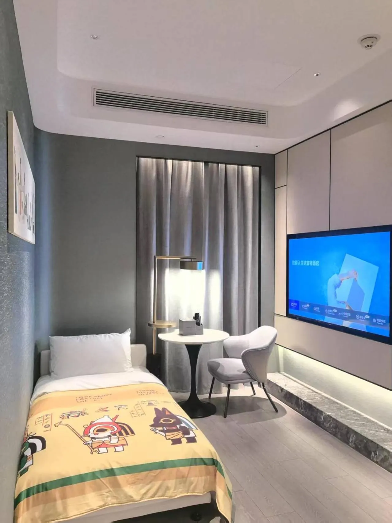 People, Bed in Novotel Shanghai Caohejing