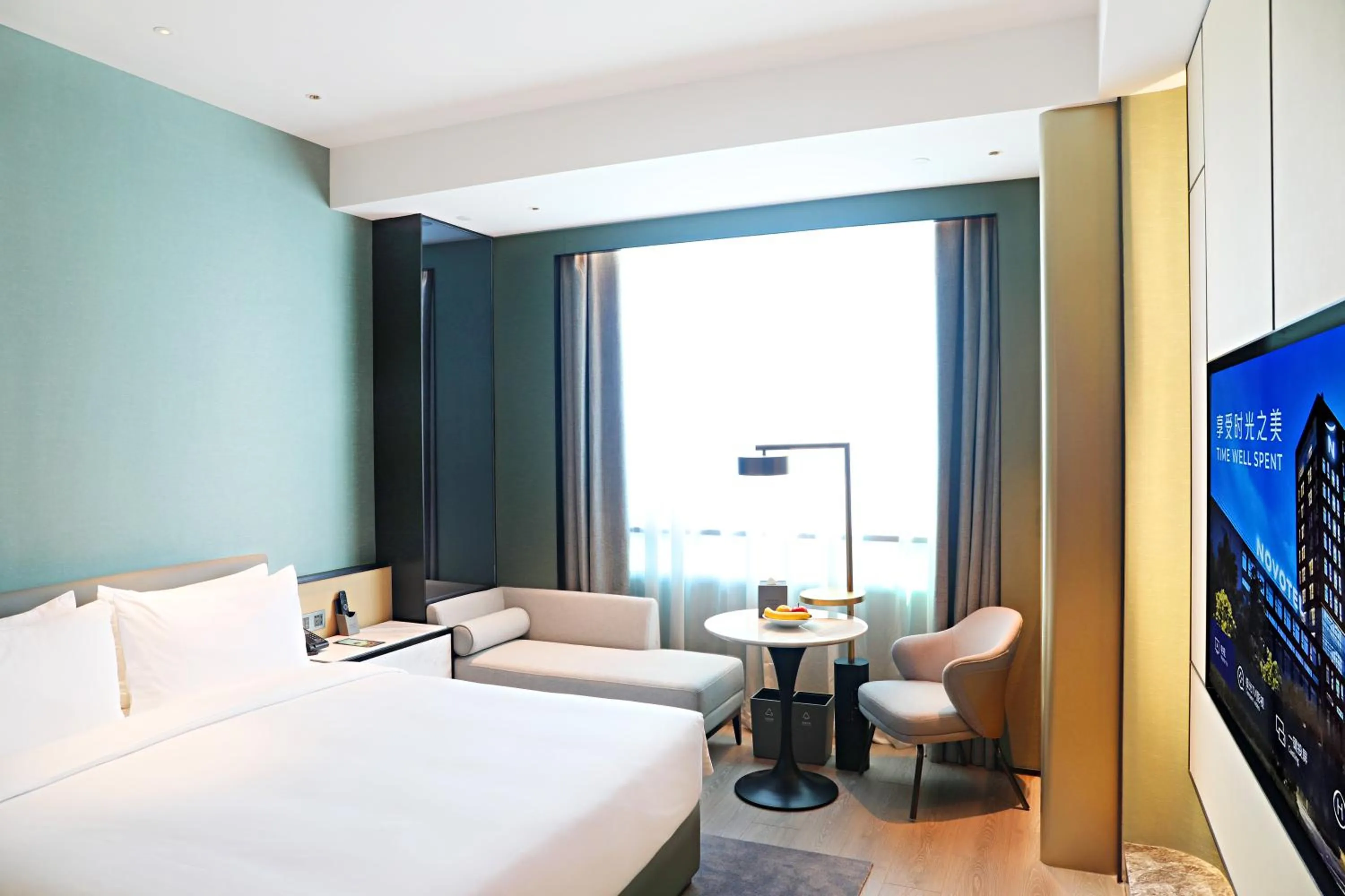 People, Bed in Novotel Shanghai Caohejing