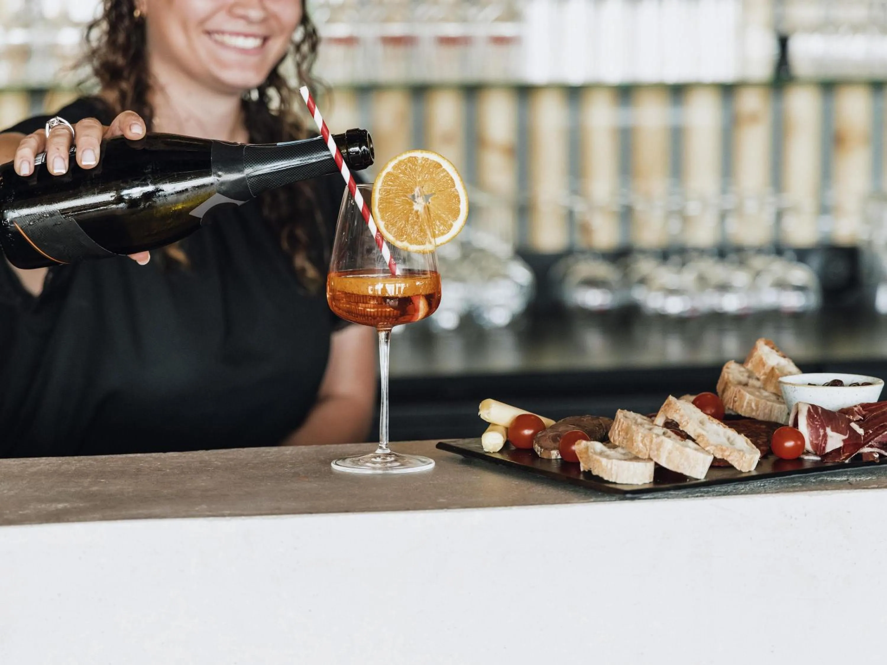 Lounge or bar in ibis Styles La Rochelle Centre Gare