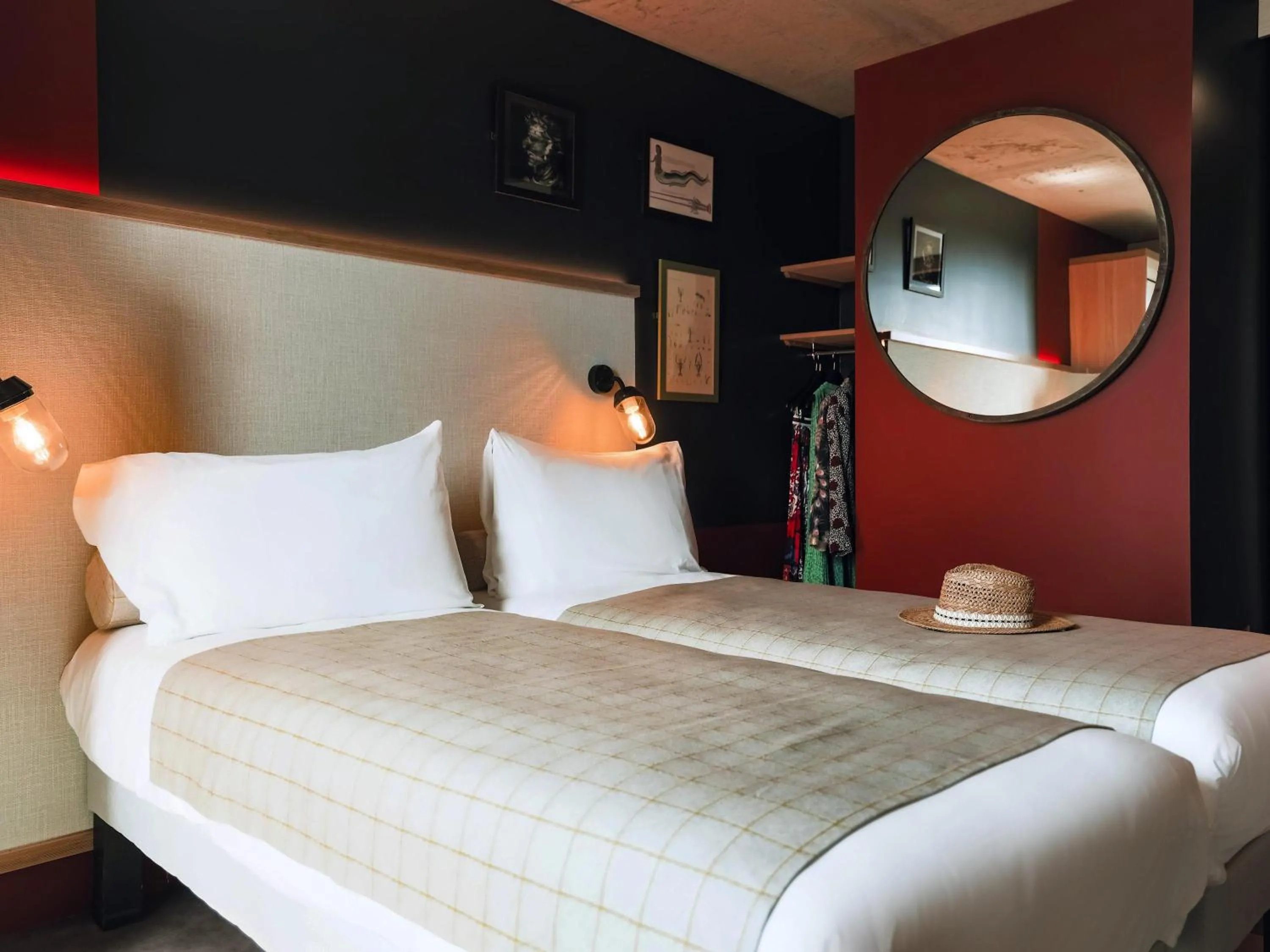 Bedroom, Bed in ibis Styles La Rochelle Centre Gare