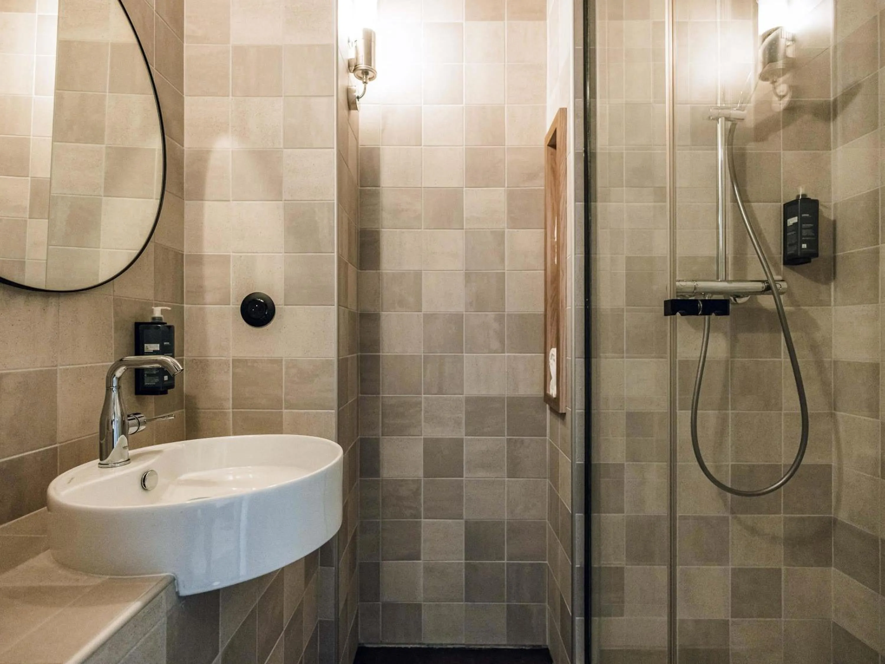 Bedroom in ibis Styles La Rochelle Centre Gare