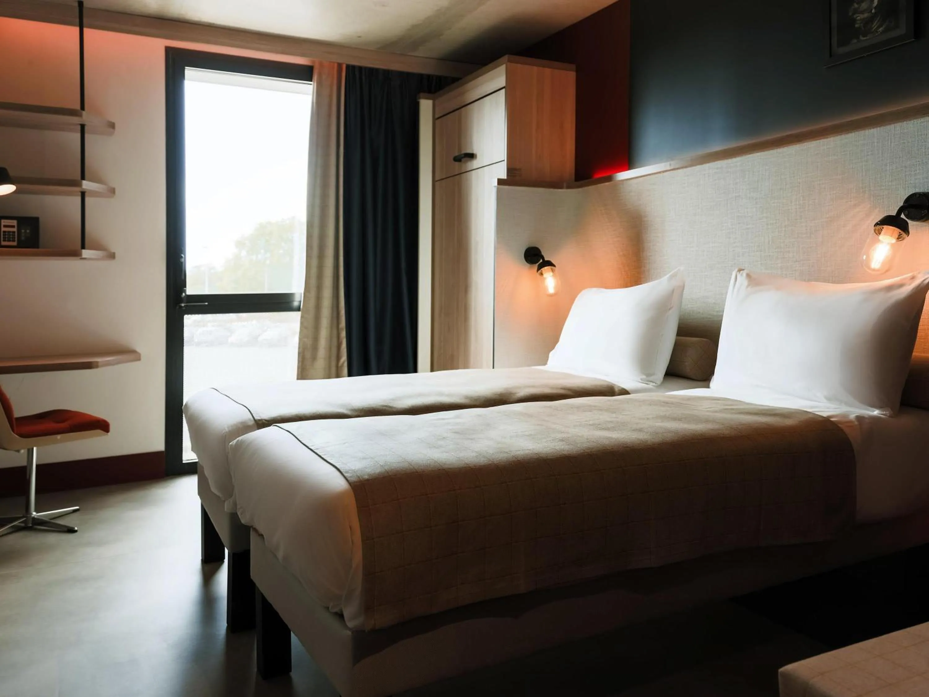 Bedroom, Bed in ibis Styles La Rochelle Centre Gare